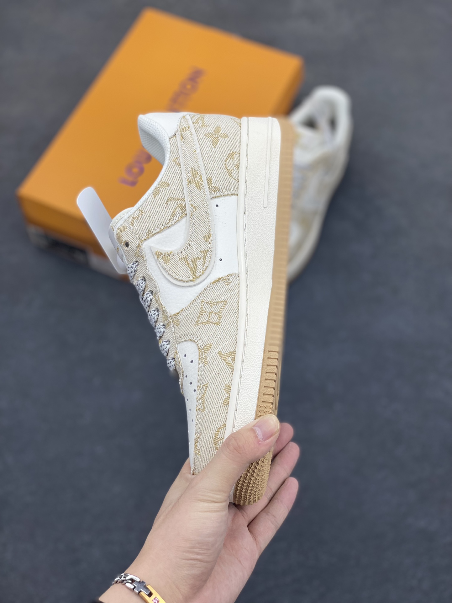 图片[3]-福利特价 NIke Air Force 1 \’07 Low “LV联名–卡其小双勾”空军一号 低帮 运动鞋 休闲鞋 折边针车 工艺难度大 原楦头原纸板 原装鞋盒 定制五金配件 内置全掌气垫 原厂鞋底 货号：SJ2088-001 尺码：36 36.5 37.5 38 38.5 39 40 40.5 41 42 42.5 43 44 44.5 45-选品中心