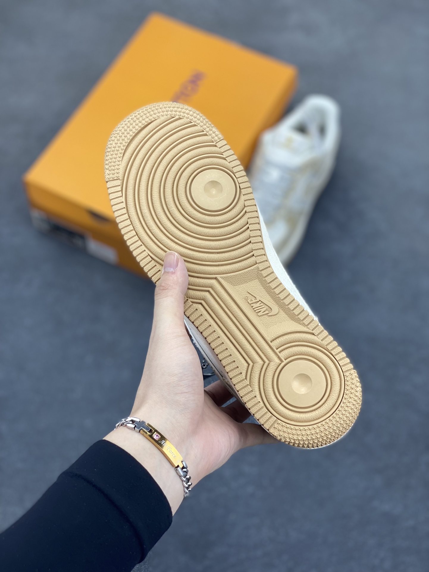 图片[5]-福利特价 NIke Air Force 1 \’07 Low “LV联名–卡其小双勾”空军一号 低帮 运动鞋 休闲鞋 折边针车 工艺难度大 原楦头原纸板 原装鞋盒 定制五金配件 内置全掌气垫 原厂鞋底 货号：SJ2088-001 尺码：36 36.5 37.5 38 38.5 39 40 40.5 41 42 42.5 43 44 44.5 45-选品中心