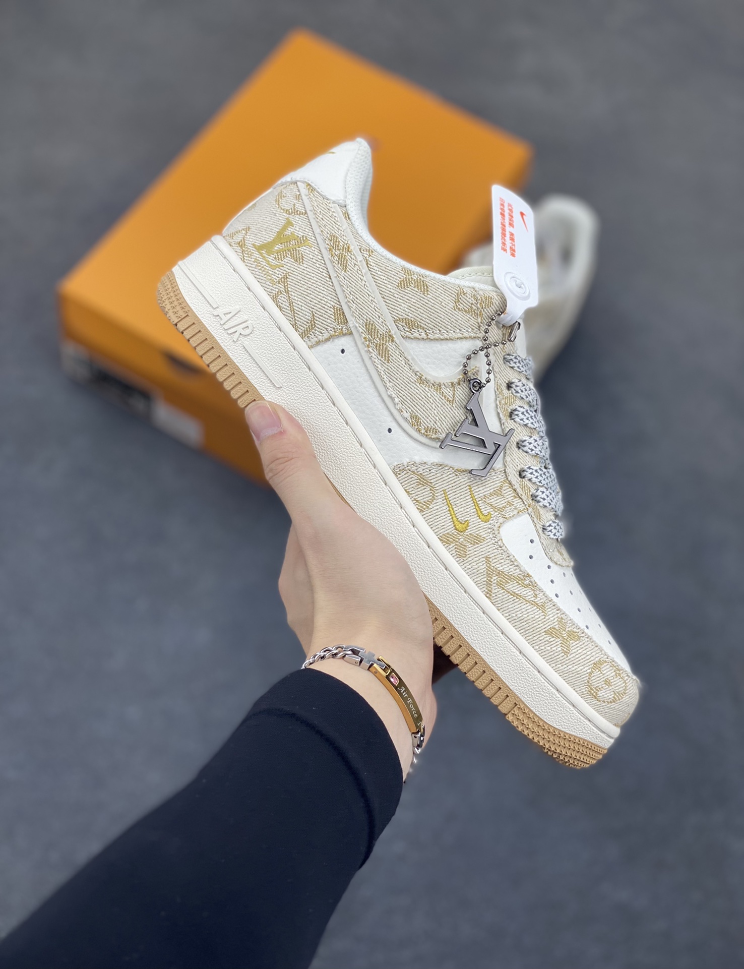 福利特价 NIke Air Force 1 \'07 Low “LV联名--卡其小双勾”空军一号 低帮 运动鞋 休闲鞋 折边针车 工艺难度大 原楦头原纸板 原装鞋盒 定制五金配件 内置全掌气垫 原厂鞋底 货号：SJ2088-001 尺码：36 36.5 37.5 38 38.5 39 40 40.5 41 42 42.5 43 44 44.5 45-选品中心