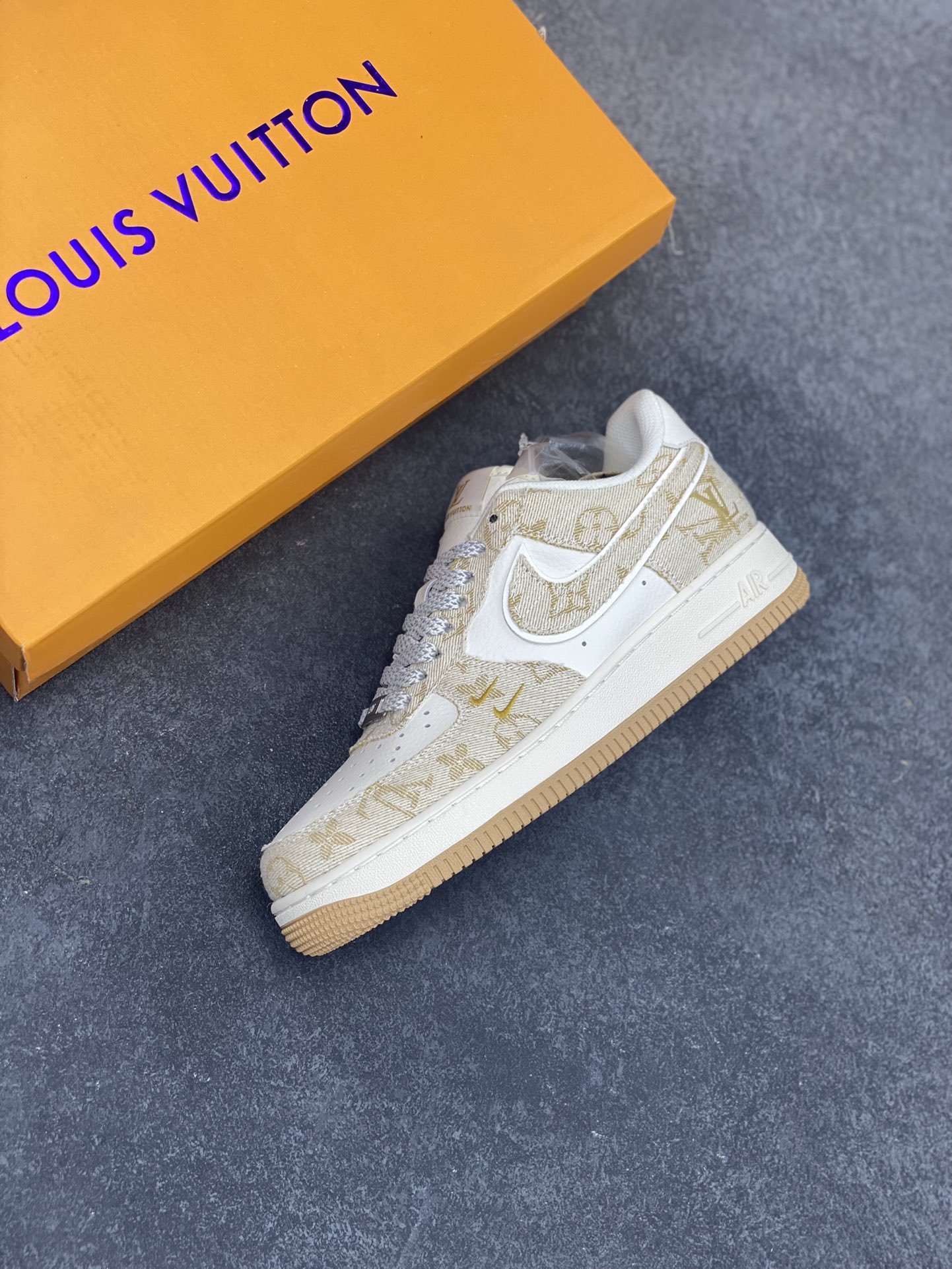 图片[7]-福利特价 NIke Air Force 1 \’07 Low “LV联名–卡其小双勾”空军一号 低帮 运动鞋 休闲鞋 折边针车 工艺难度大 原楦头原纸板 原装鞋盒 定制五金配件 内置全掌气垫 原厂鞋底 货号：SJ2088-001 尺码：36 36.5 37.5 38 38.5 39 40 40.5 41 42 42.5 43 44 44.5 45-选品中心