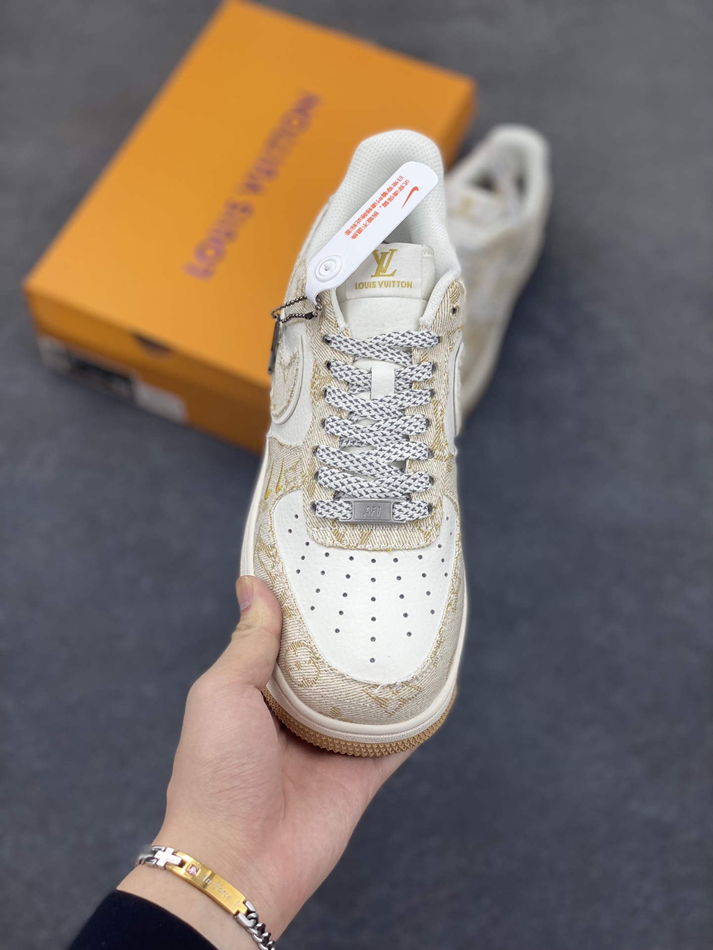 图片[2]-福利特价 NIke Air Force 1 \’07 Low “LV联名–卡其小双勾”空军一号 低帮 运动鞋 休闲鞋 折边针车 工艺难度大 原楦头原纸板 原装鞋盒 定制五金配件 内置全掌气垫 原厂鞋底 货号：SJ2088-001 尺码：36 36.5 37.5 38 38.5 39 40 40.5 41 42 42.5 43 44 44.5 45-选品中心