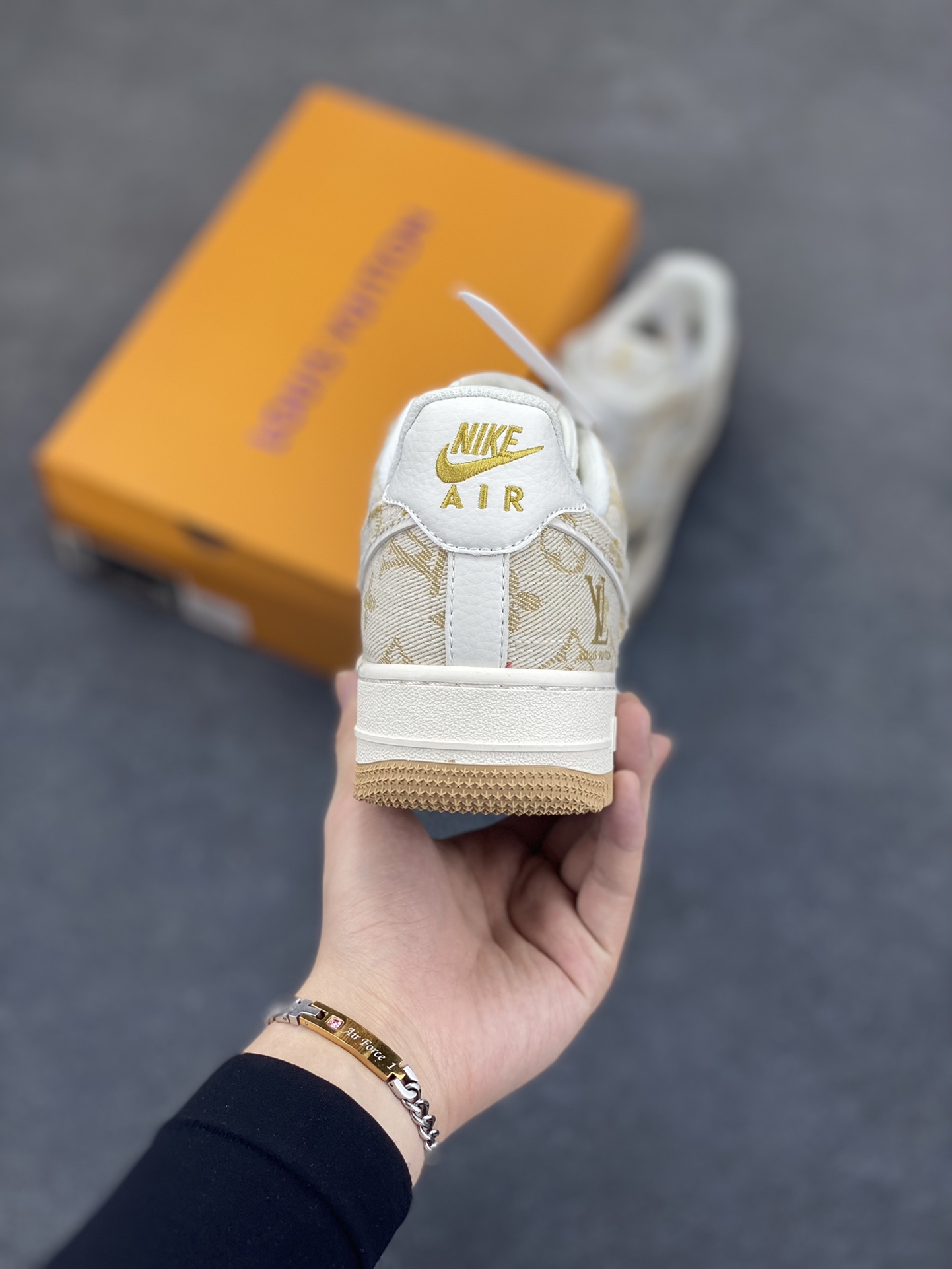 图片[4]-福利特价 NIke Air Force 1 \’07 Low “LV联名–卡其小双勾”空军一号 低帮 运动鞋 休闲鞋 折边针车 工艺难度大 原楦头原纸板 原装鞋盒 定制五金配件 内置全掌气垫 原厂鞋底 货号：SJ2088-001 尺码：36 36.5 37.5 38 38.5 39 40 40.5 41 42 42.5 43 44 44.5 45-选品中心