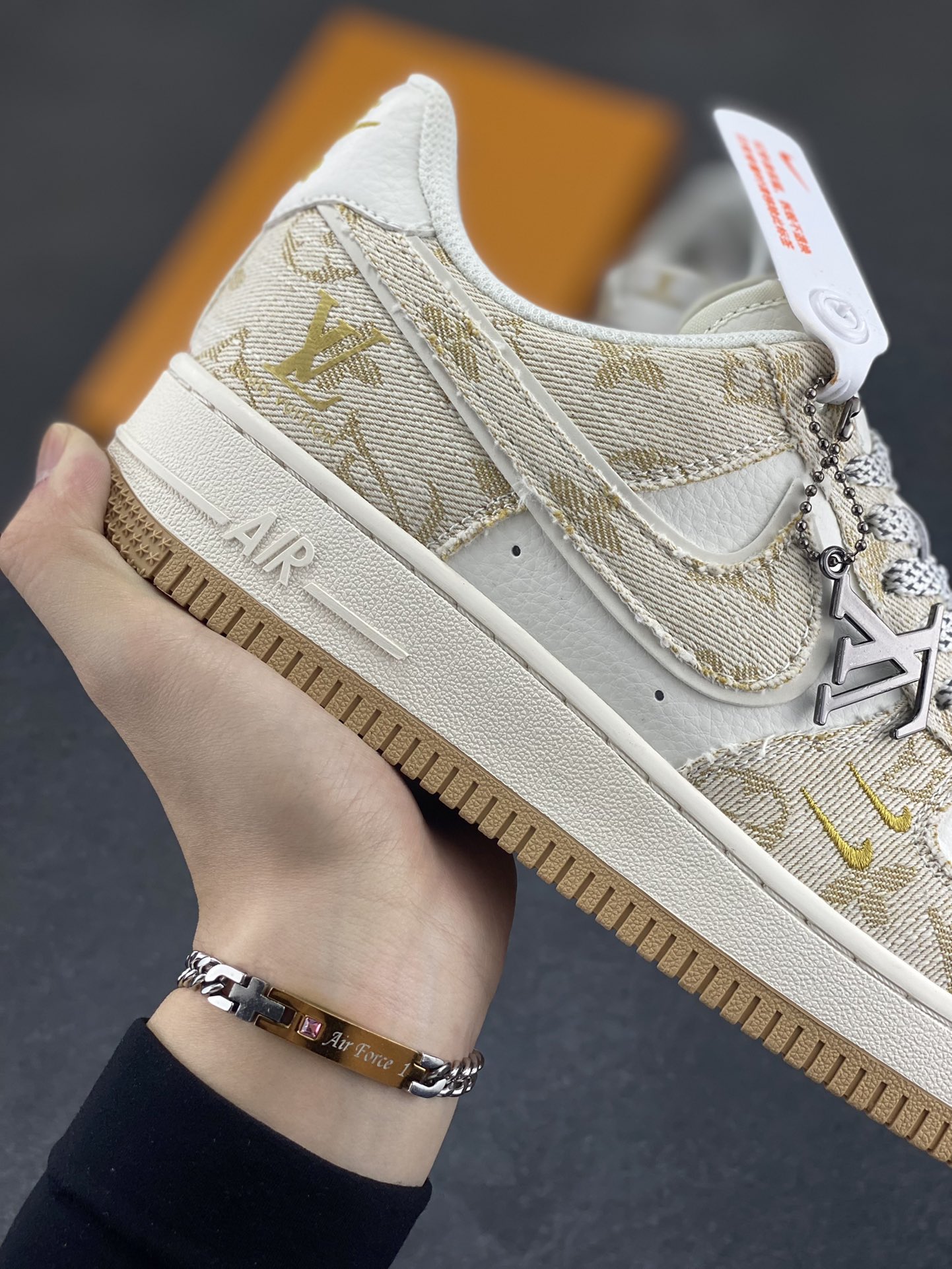 图片[6]-福利特价 NIke Air Force 1 \’07 Low “LV联名–卡其小双勾”空军一号 低帮 运动鞋 休闲鞋 折边针车 工艺难度大 原楦头原纸板 原装鞋盒 定制五金配件 内置全掌气垫 原厂鞋底 货号：SJ2088-001 尺码：36 36.5 37.5 38 38.5 39 40 40.5 41 42 42.5 43 44 44.5 45-选品中心
