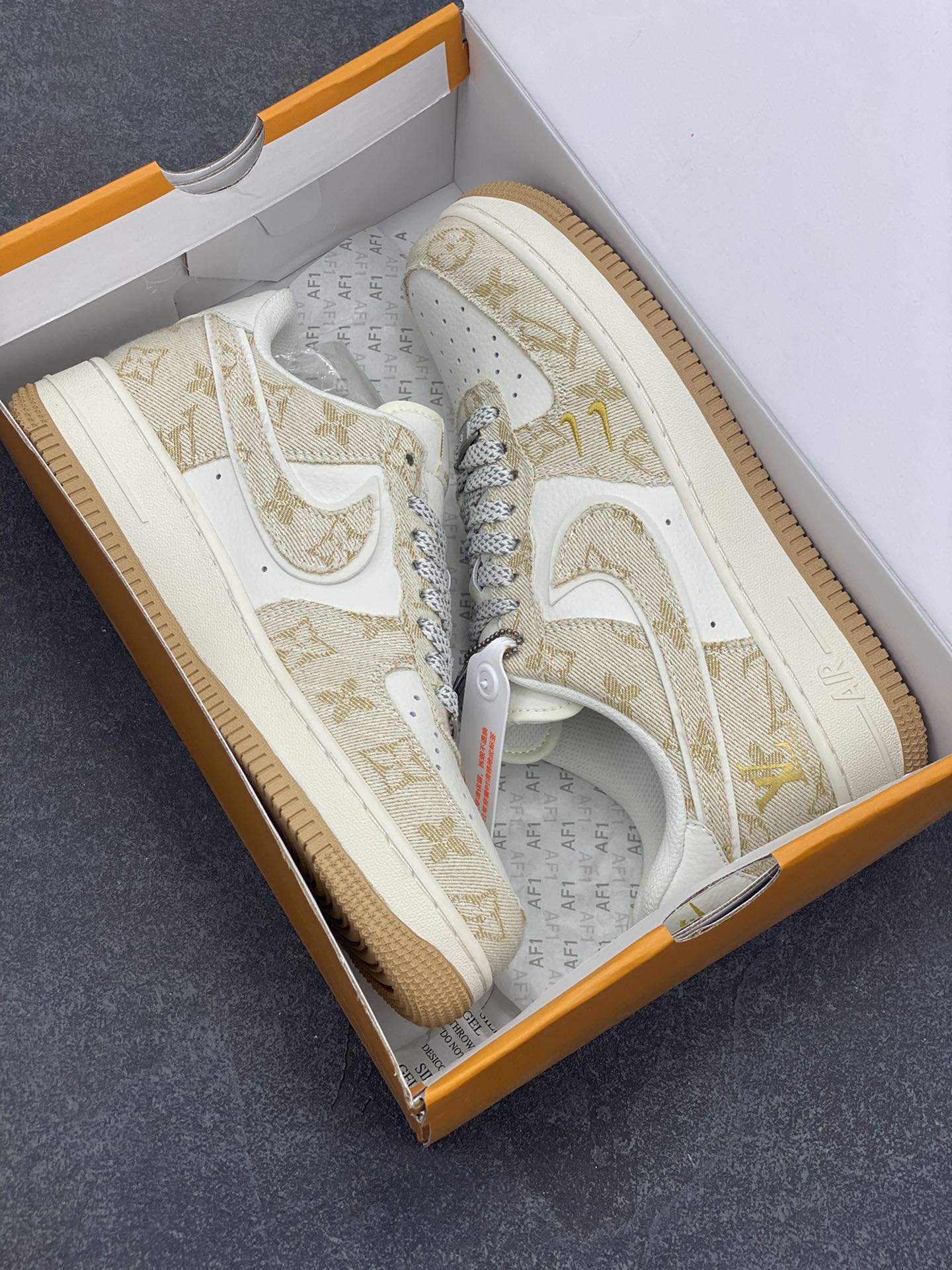 图片[9]-福利特价 NIke Air Force 1 \’07 Low “LV联名–卡其小双勾”空军一号 低帮 运动鞋 休闲鞋 折边针车 工艺难度大 原楦头原纸板 原装鞋盒 定制五金配件 内置全掌气垫 原厂鞋底 货号：SJ2088-001 尺码：36 36.5 37.5 38 38.5 39 40 40.5 41 42 42.5 43 44 44.5 45-选品中心