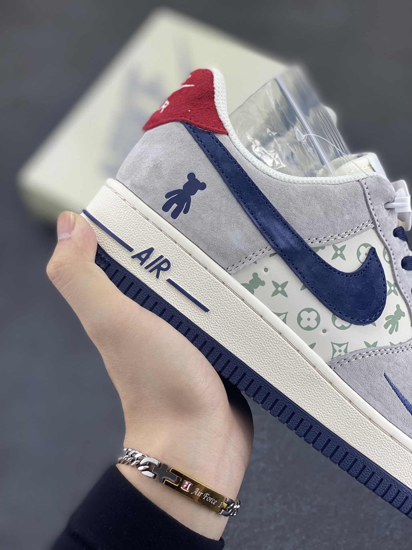 图片[6]-福利特价 NIke Air Force 1 \’07 Low “暴力熊联名–灰蓝印花”空军一号 低帮 运动鞋 休闲鞋 折边针车 工艺难度大 原楦头原纸板 原装鞋盒 定制五金配件 内置全掌气垫 原厂鞋底 货号：SJ9188-001 尺码：36 36.5 37.5 38 38.5 39 40 40.5 41 42 42.5 43 44 44.5 45-选品中心