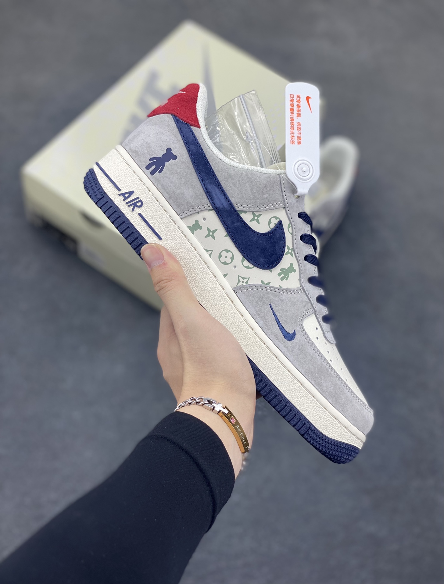 福利特价 NIke Air Force 1 \'07 Low “暴力熊联名--灰蓝印花”空军一号 低帮 运动鞋 休闲鞋 折边针车 工艺难度大 原楦头原纸板 原装鞋盒 定制五金配件 内置全掌气垫 原厂鞋底 货号：SJ9188-001 尺码：36 36.5 37.5 38 38.5 39 40 40.5 41 42 42.5 43 44 44.5 45-选品中心