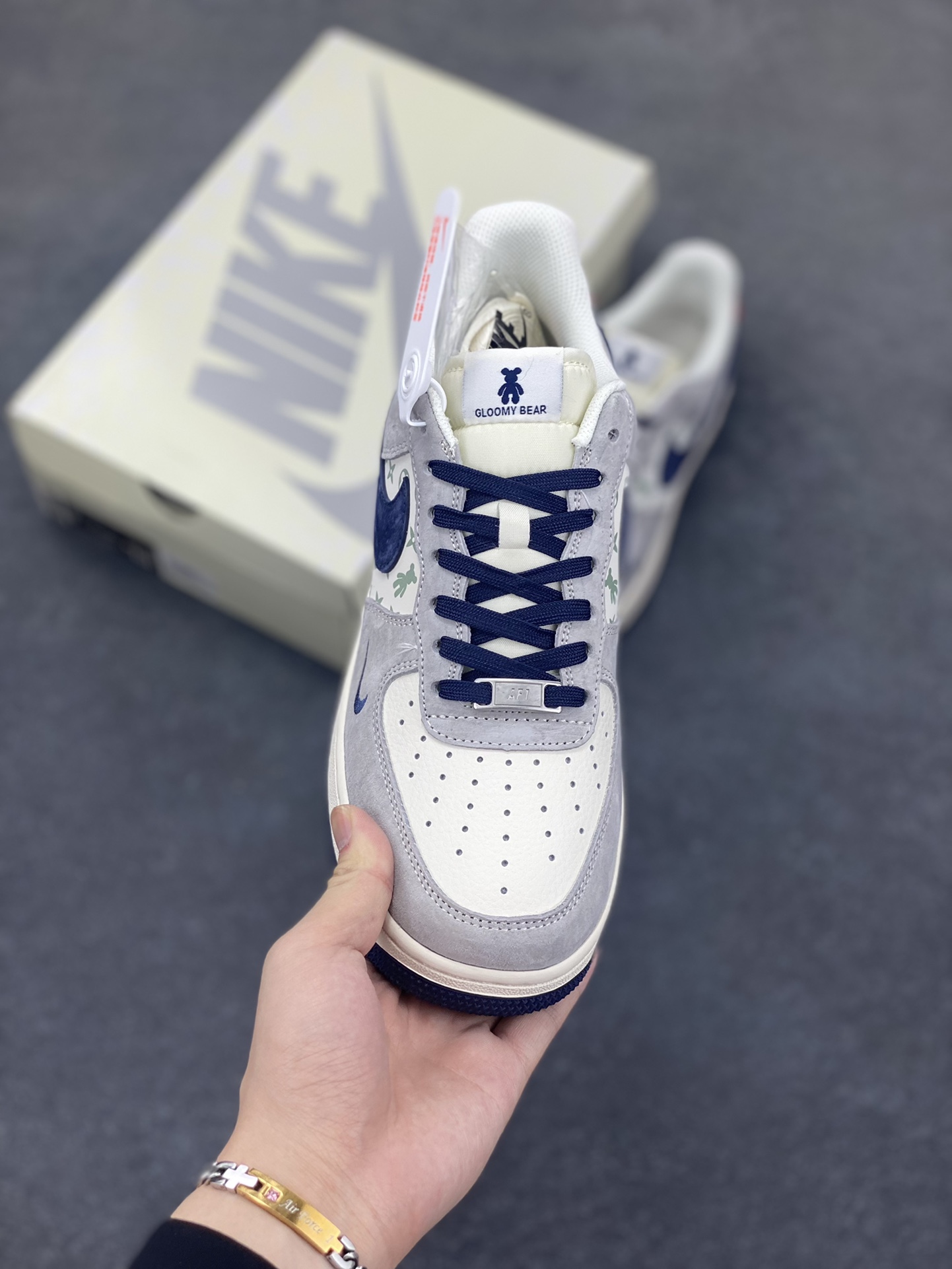 图片[2]-福利特价 NIke Air Force 1 \’07 Low “暴力熊联名–灰蓝印花”空军一号 低帮 运动鞋 休闲鞋 折边针车 工艺难度大 原楦头原纸板 原装鞋盒 定制五金配件 内置全掌气垫 原厂鞋底 货号：SJ9188-001 尺码：36 36.5 37.5 38 38.5 39 40 40.5 41 42 42.5 43 44 44.5 45-选品中心