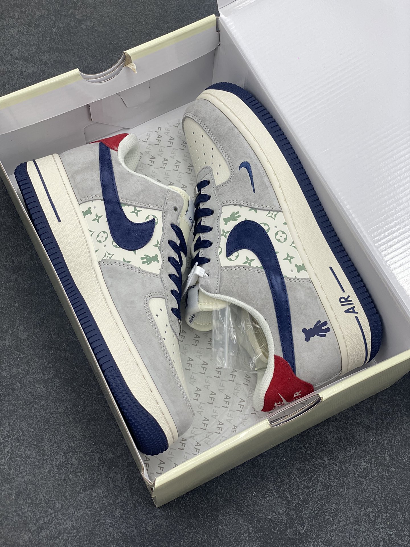 图片[9]-福利特价 NIke Air Force 1 \’07 Low “暴力熊联名–灰蓝印花”空军一号 低帮 运动鞋 休闲鞋 折边针车 工艺难度大 原楦头原纸板 原装鞋盒 定制五金配件 内置全掌气垫 原厂鞋底 货号：SJ9188-001 尺码：36 36.5 37.5 38 38.5 39 40 40.5 41 42 42.5 43 44 44.5 45-选品中心