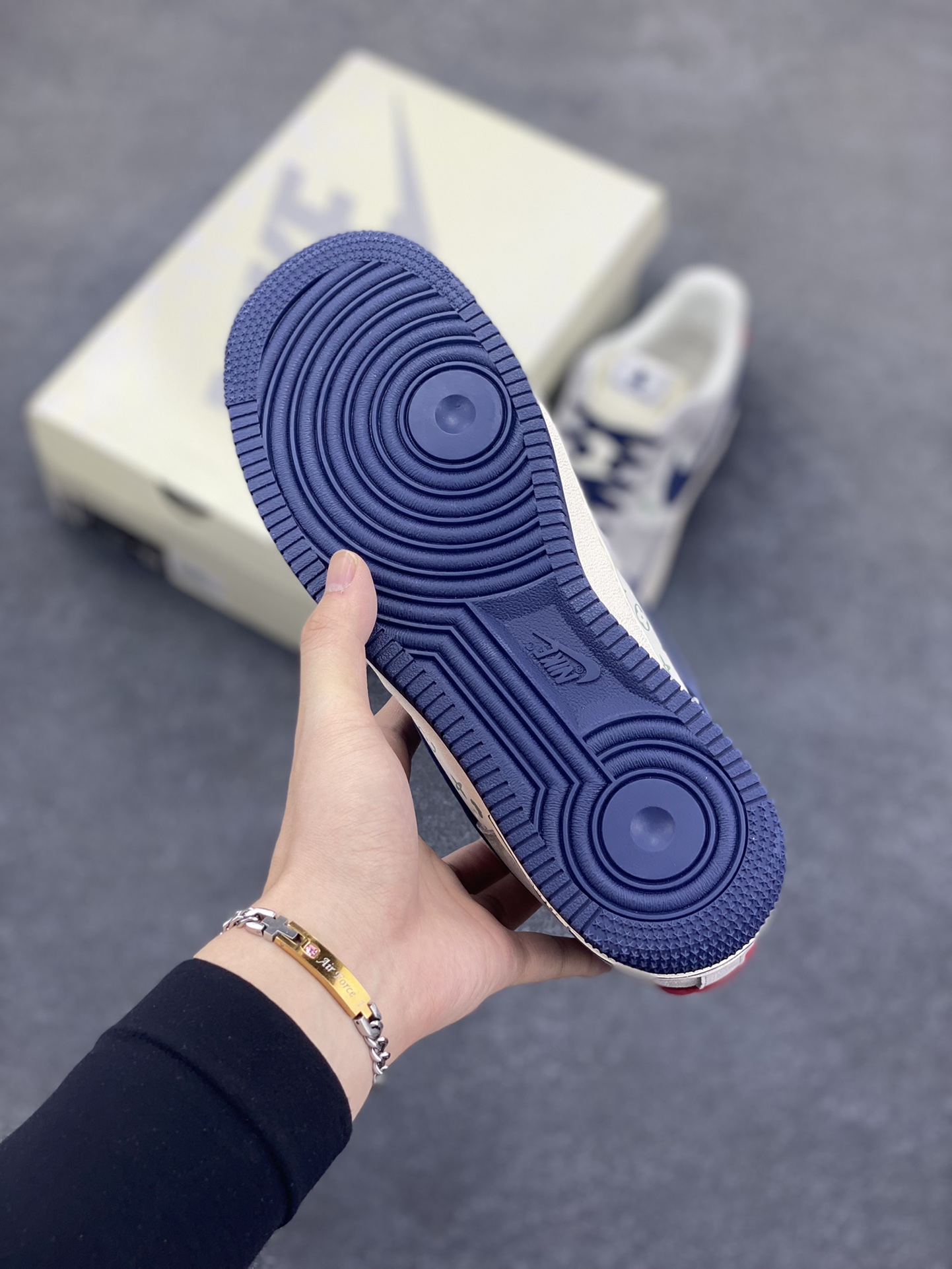 图片[5]-福利特价 NIke Air Force 1 \’07 Low “暴力熊联名–灰蓝印花”空军一号 低帮 运动鞋 休闲鞋 折边针车 工艺难度大 原楦头原纸板 原装鞋盒 定制五金配件 内置全掌气垫 原厂鞋底 货号：SJ9188-001 尺码：36 36.5 37.5 38 38.5 39 40 40.5 41 42 42.5 43 44 44.5 45-选品中心