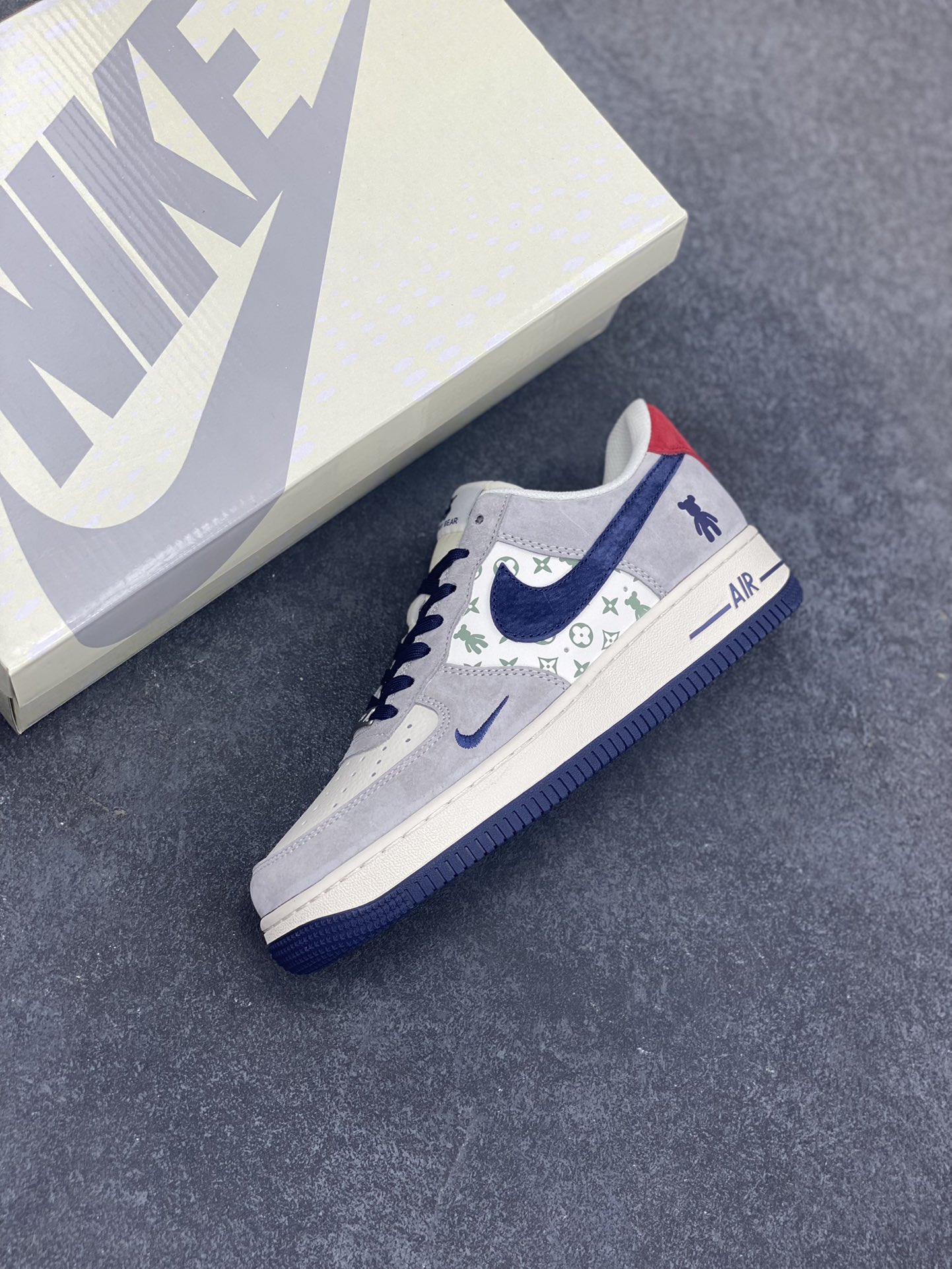 图片[7]-福利特价 NIke Air Force 1 \’07 Low “暴力熊联名–灰蓝印花”空军一号 低帮 运动鞋 休闲鞋 折边针车 工艺难度大 原楦头原纸板 原装鞋盒 定制五金配件 内置全掌气垫 原厂鞋底 货号：SJ9188-001 尺码：36 36.5 37.5 38 38.5 39 40 40.5 41 42 42.5 43 44 44.5 45-选品中心