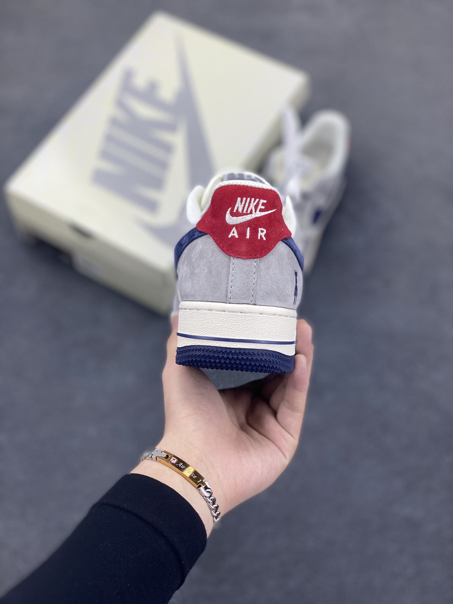 图片[4]-福利特价 NIke Air Force 1 \’07 Low “暴力熊联名–灰蓝印花”空军一号 低帮 运动鞋 休闲鞋 折边针车 工艺难度大 原楦头原纸板 原装鞋盒 定制五金配件 内置全掌气垫 原厂鞋底 货号：SJ9188-001 尺码：36 36.5 37.5 38 38.5 39 40 40.5 41 42 42.5 43 44 44.5 45-选品中心