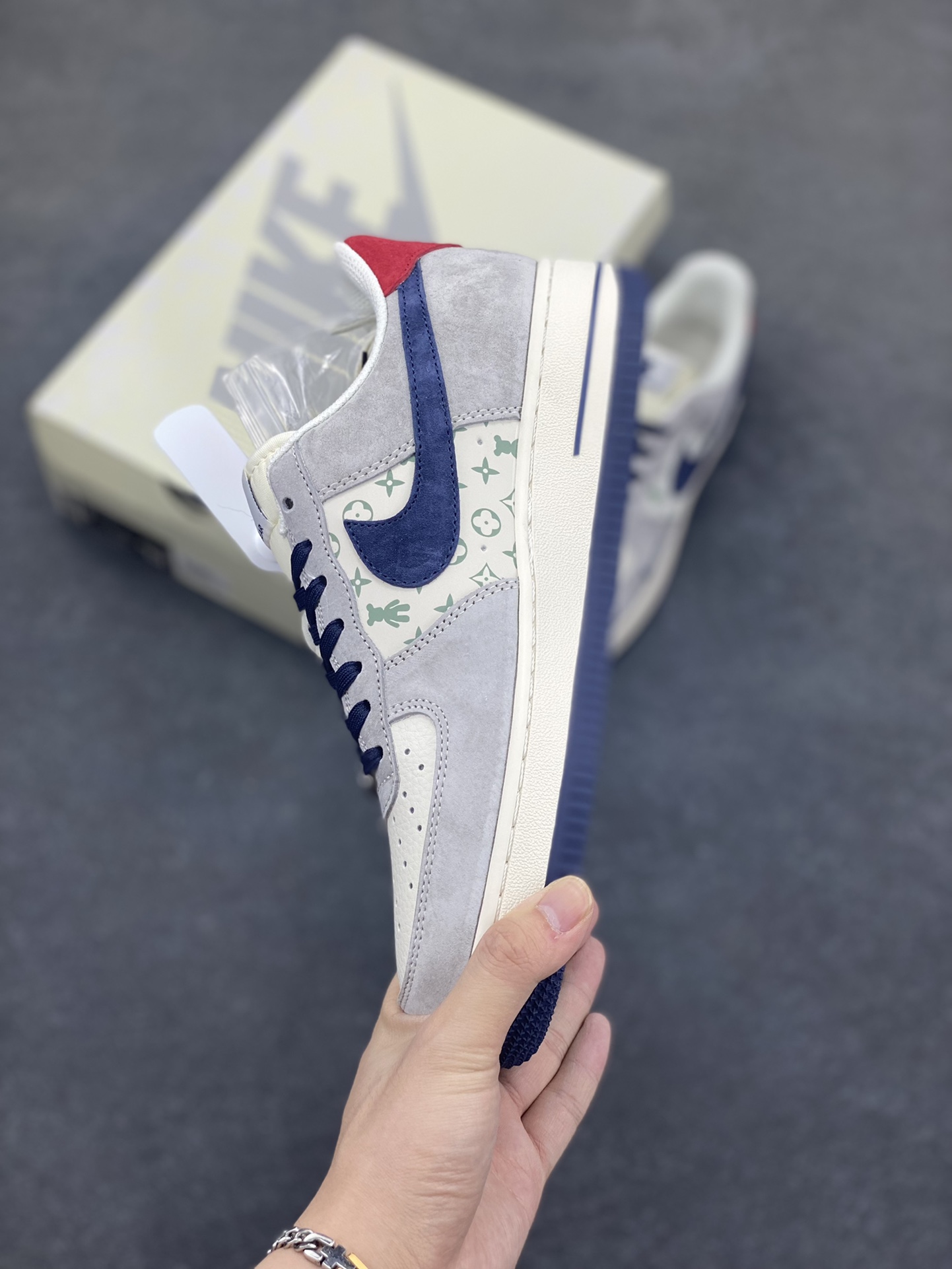 图片[3]-福利特价 NIke Air Force 1 \’07 Low “暴力熊联名–灰蓝印花”空军一号 低帮 运动鞋 休闲鞋 折边针车 工艺难度大 原楦头原纸板 原装鞋盒 定制五金配件 内置全掌气垫 原厂鞋底 货号：SJ9188-001 尺码：36 36.5 37.5 38 38.5 39 40 40.5 41 42 42.5 43 44 44.5 45-选品中心