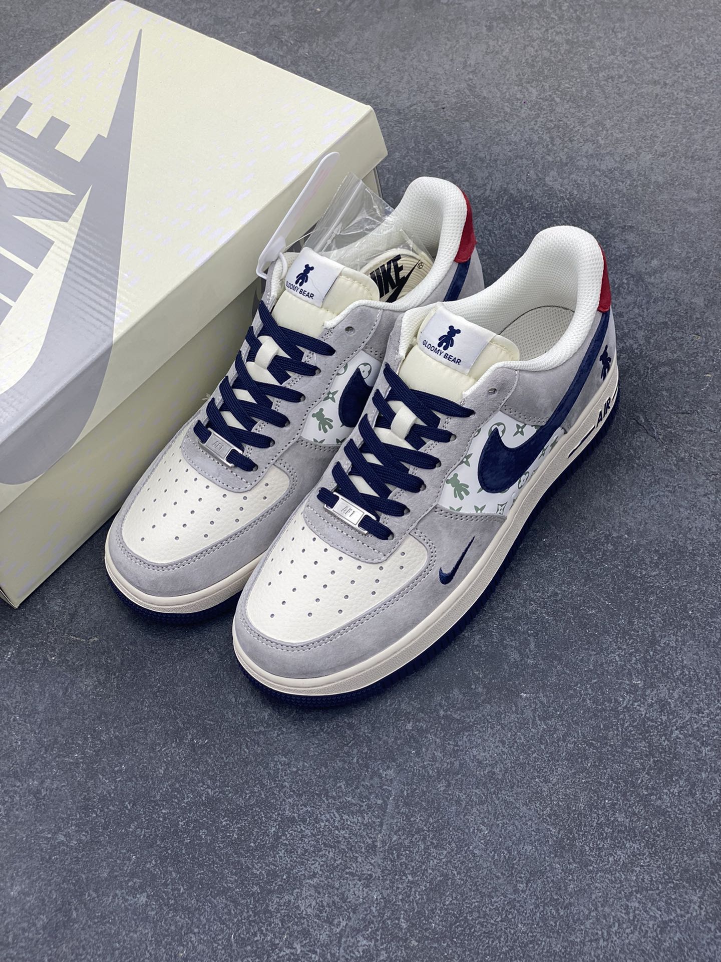 图片[8]-福利特价 NIke Air Force 1 \’07 Low “暴力熊联名–灰蓝印花”空军一号 低帮 运动鞋 休闲鞋 折边针车 工艺难度大 原楦头原纸板 原装鞋盒 定制五金配件 内置全掌气垫 原厂鞋底 货号：SJ9188-001 尺码：36 36.5 37.5 38 38.5 39 40 40.5 41 42 42.5 43 44 44.5 45-选品中心