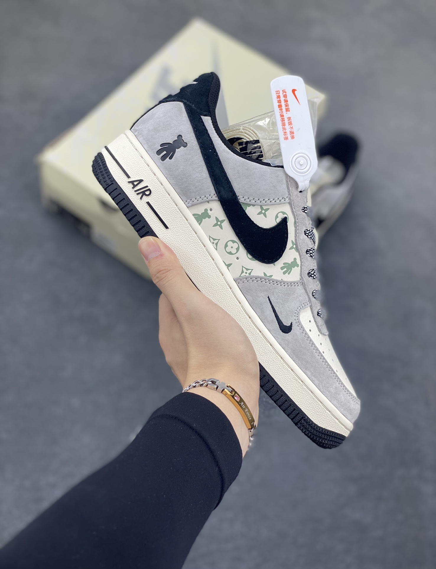 福利特价 NIke Air Force 1 \’07 Low “暴力熊联名–灰黑印花”空军一号 低帮 运动鞋 休闲鞋 折边针车 工艺难度大 原楦头原纸板 原装鞋盒 定制五金配件 内置全掌气垫 原厂鞋底 货号:SJ9188-002 尺码:36 36.5 37.5 38 38.5 39 40 40.5 41 42 42.5 43 44 44.5 45-选品中心