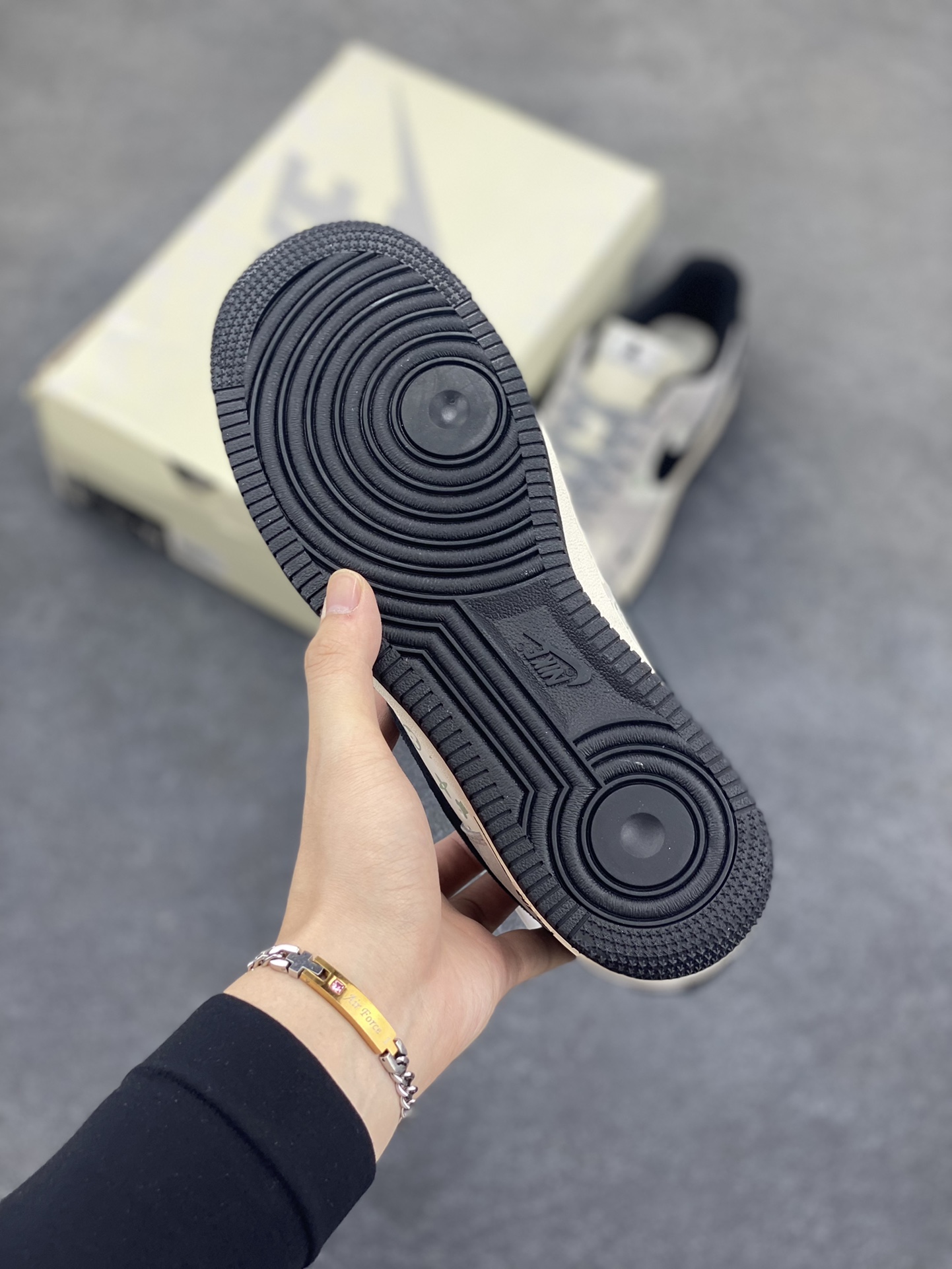 图片[5]-福利特价 NIke Air Force 1 \’07 Low “暴力熊联名–灰黑印花”空军一号 低帮 运动鞋 休闲鞋 折边针车 工艺难度大 原楦头原纸板 原装鞋盒 定制五金配件 内置全掌气垫 原厂鞋底 货号：SJ9188-002 尺码：36 36.5 37.5 38 38.5 39 40 40.5 41 42 42.5 43 44 44.5 45-选品中心