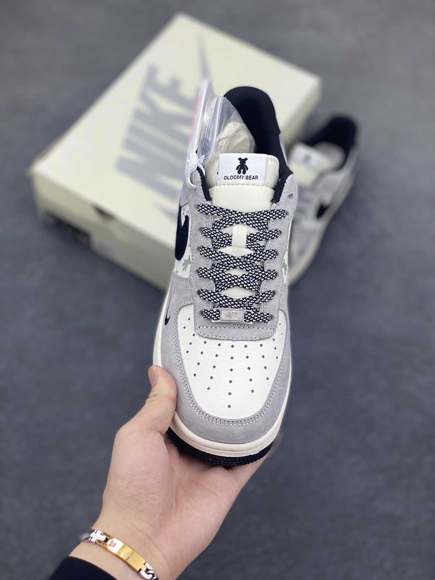 图片[2]-福利特价 NIke Air Force 1 \’07 Low “暴力熊联名–灰黑印花”空军一号 低帮 运动鞋 休闲鞋 折边针车 工艺难度大 原楦头原纸板 原装鞋盒 定制五金配件 内置全掌气垫 原厂鞋底 货号：SJ9188-002 尺码：36 36.5 37.5 38 38.5 39 40 40.5 41 42 42.5 43 44 44.5 45-选品中心