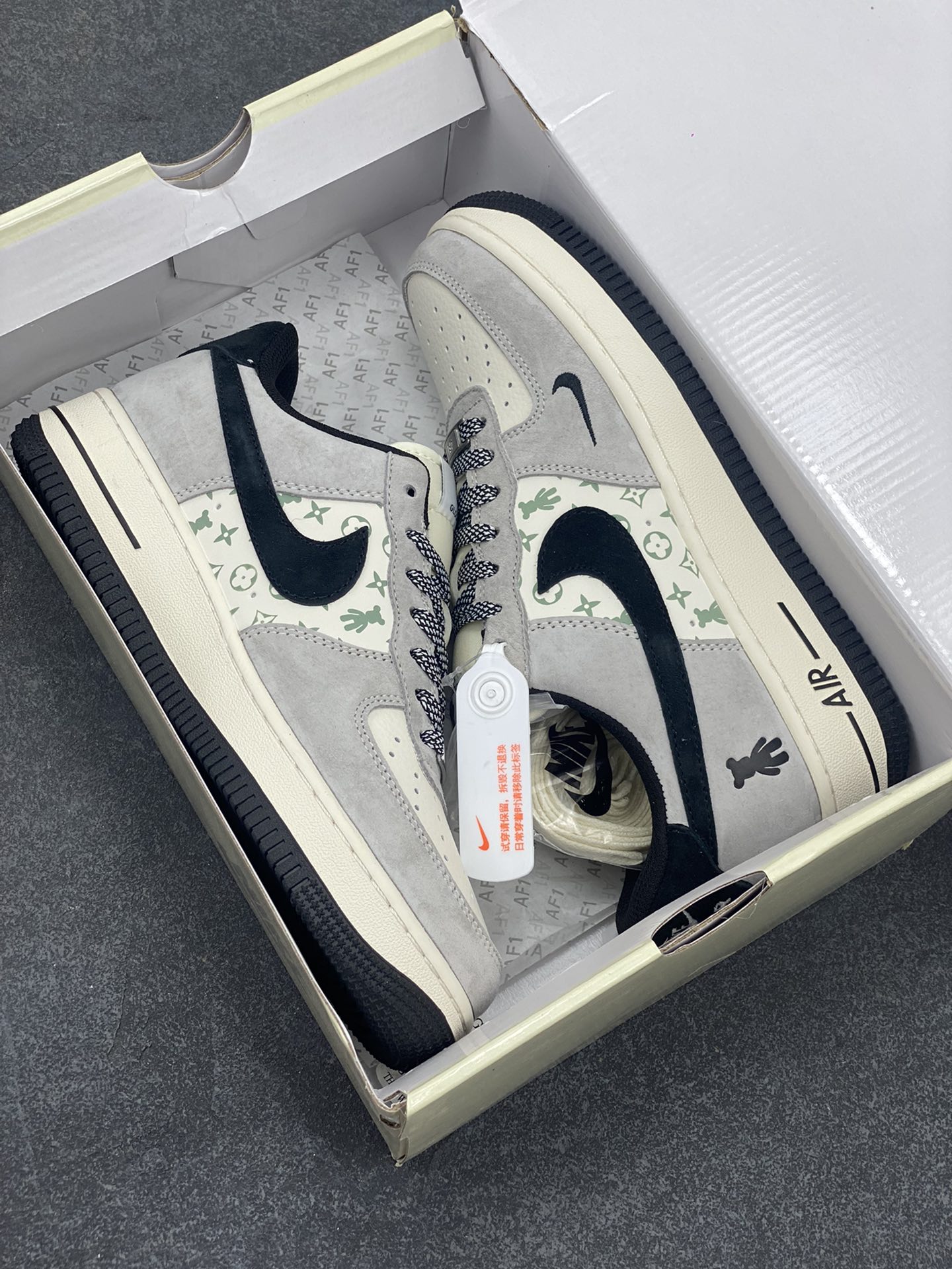图片[9]-福利特价 NIke Air Force 1 \’07 Low “暴力熊联名–灰黑印花”空军一号 低帮 运动鞋 休闲鞋 折边针车 工艺难度大 原楦头原纸板 原装鞋盒 定制五金配件 内置全掌气垫 原厂鞋底 货号：SJ9188-002 尺码：36 36.5 37.5 38 38.5 39 40 40.5 41 42 42.5 43 44 44.5 45-选品中心