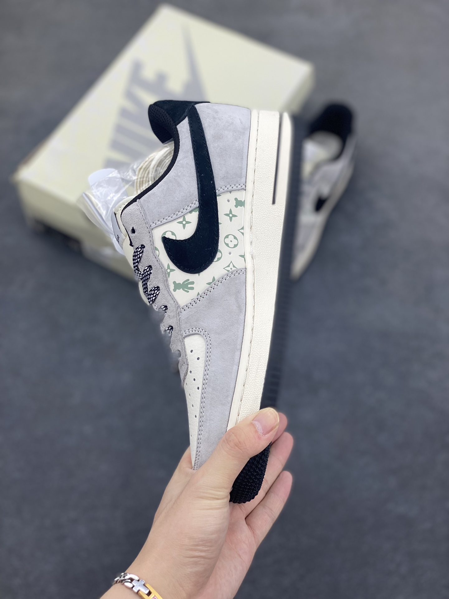 图片[3]-福利特价 NIke Air Force 1 \’07 Low “暴力熊联名–灰黑印花”空军一号 低帮 运动鞋 休闲鞋 折边针车 工艺难度大 原楦头原纸板 原装鞋盒 定制五金配件 内置全掌气垫 原厂鞋底 货号：SJ9188-002 尺码：36 36.5 37.5 38 38.5 39 40 40.5 41 42 42.5 43 44 44.5 45-选品中心