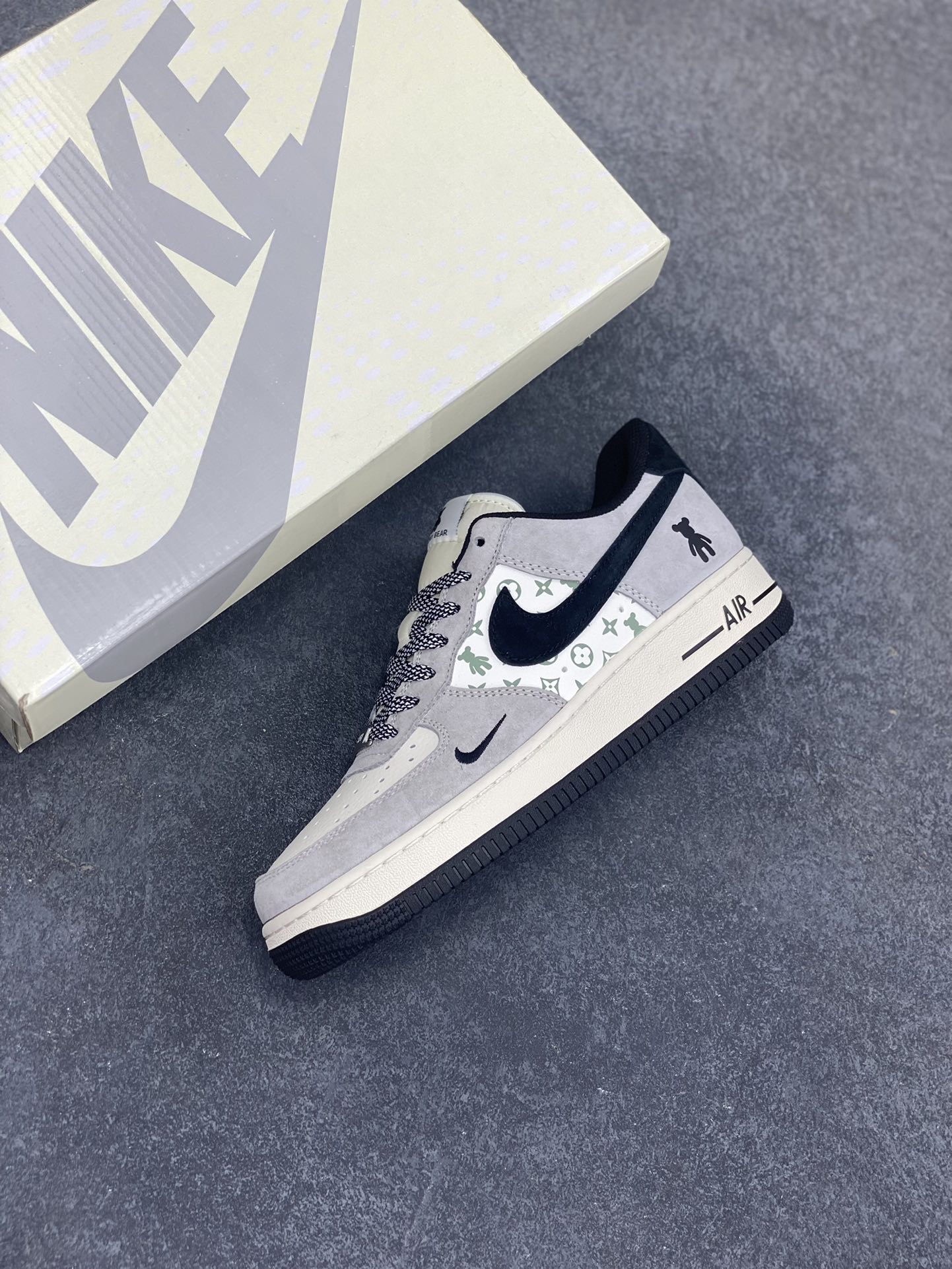 图片[7]-福利特价 NIke Air Force 1 \’07 Low “暴力熊联名–灰黑印花”空军一号 低帮 运动鞋 休闲鞋 折边针车 工艺难度大 原楦头原纸板 原装鞋盒 定制五金配件 内置全掌气垫 原厂鞋底 货号：SJ9188-002 尺码：36 36.5 37.5 38 38.5 39 40 40.5 41 42 42.5 43 44 44.5 45-选品中心