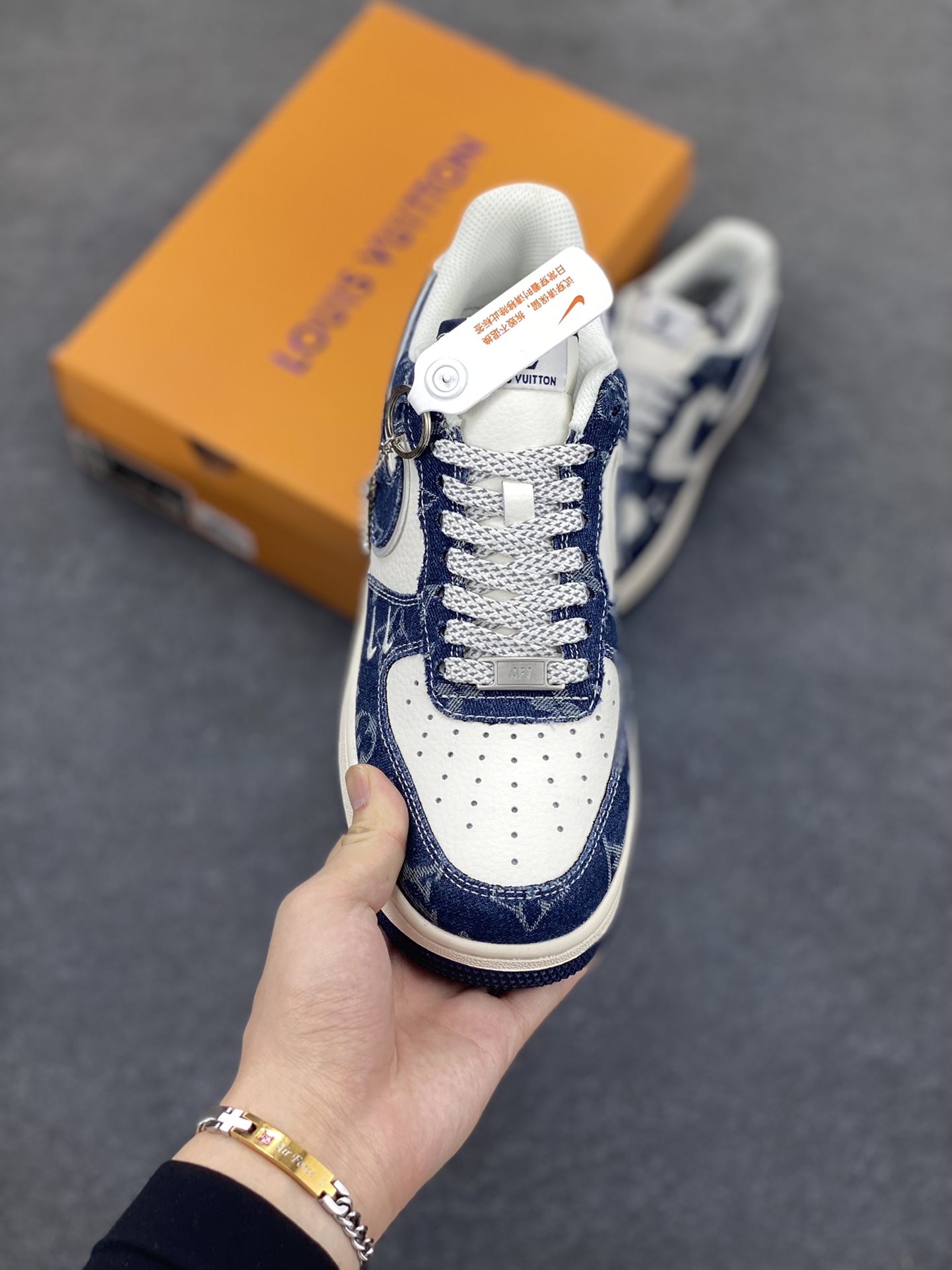 图片[2]-福利特价 NIke Air Force 1 \’07 Low “LV联名–深海蓝”空军一号 低帮 运动鞋 休闲鞋 折边针车 工艺难度大 原楦头原纸板 原装鞋盒 定制五金配件 内置全掌气垫 原厂鞋底 货号：SJ2088-003 尺码：36 36.5 37.5 38 38.5 39 40 40.5 41 42 42.5 43 44 44.5 45-选品中心