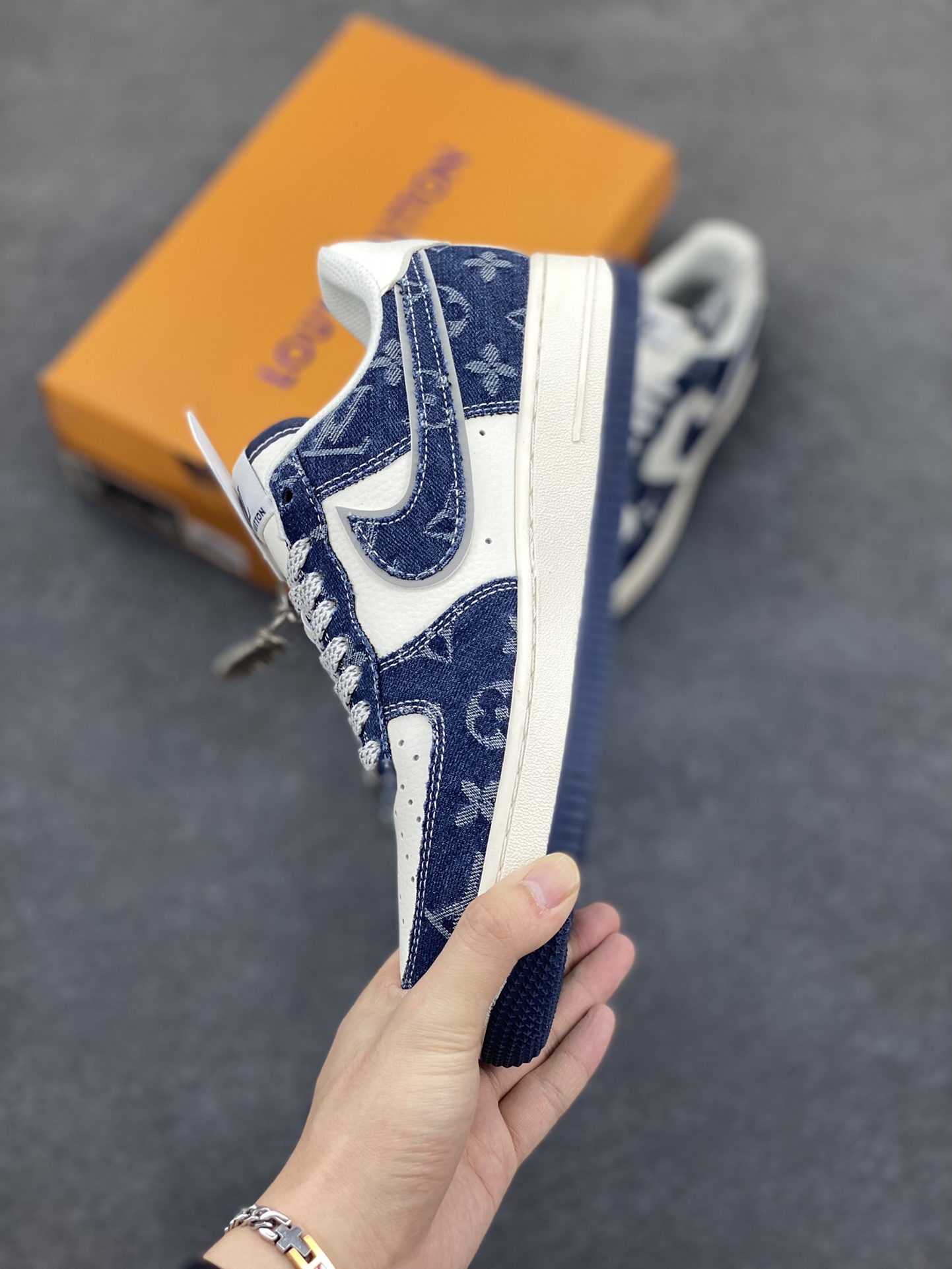 图片[3]-福利特价 NIke Air Force 1 \’07 Low “LV联名–深海蓝”空军一号 低帮 运动鞋 休闲鞋 折边针车 工艺难度大 原楦头原纸板 原装鞋盒 定制五金配件 内置全掌气垫 原厂鞋底 货号：SJ2088-003 尺码：36 36.5 37.5 38 38.5 39 40 40.5 41 42 42.5 43 44 44.5 45-选品中心