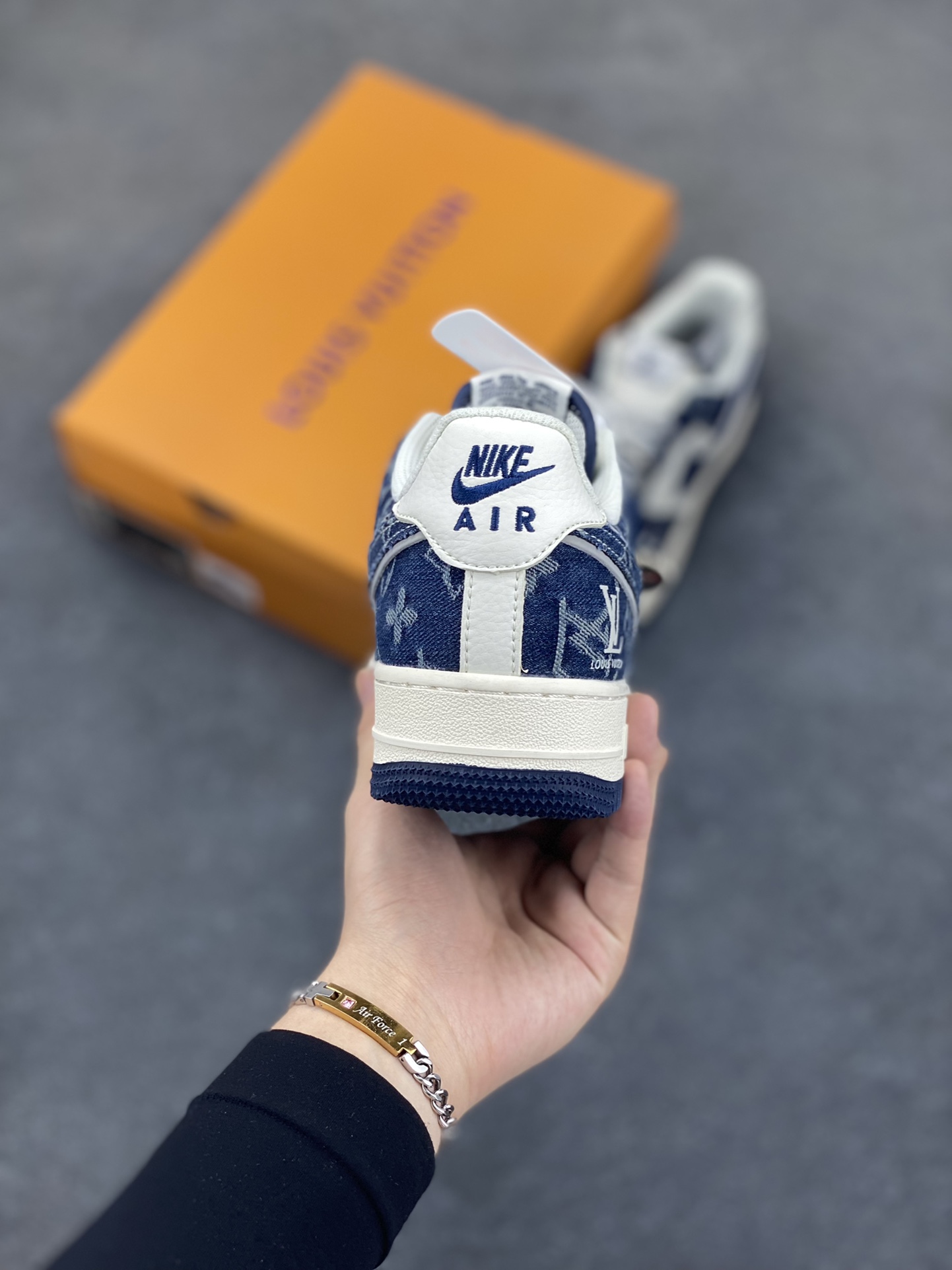 图片[4]-福利特价 NIke Air Force 1 \’07 Low “LV联名–深海蓝”空军一号 低帮 运动鞋 休闲鞋 折边针车 工艺难度大 原楦头原纸板 原装鞋盒 定制五金配件 内置全掌气垫 原厂鞋底 货号：SJ2088-003 尺码：36 36.5 37.5 38 38.5 39 40 40.5 41 42 42.5 43 44 44.5 45-选品中心