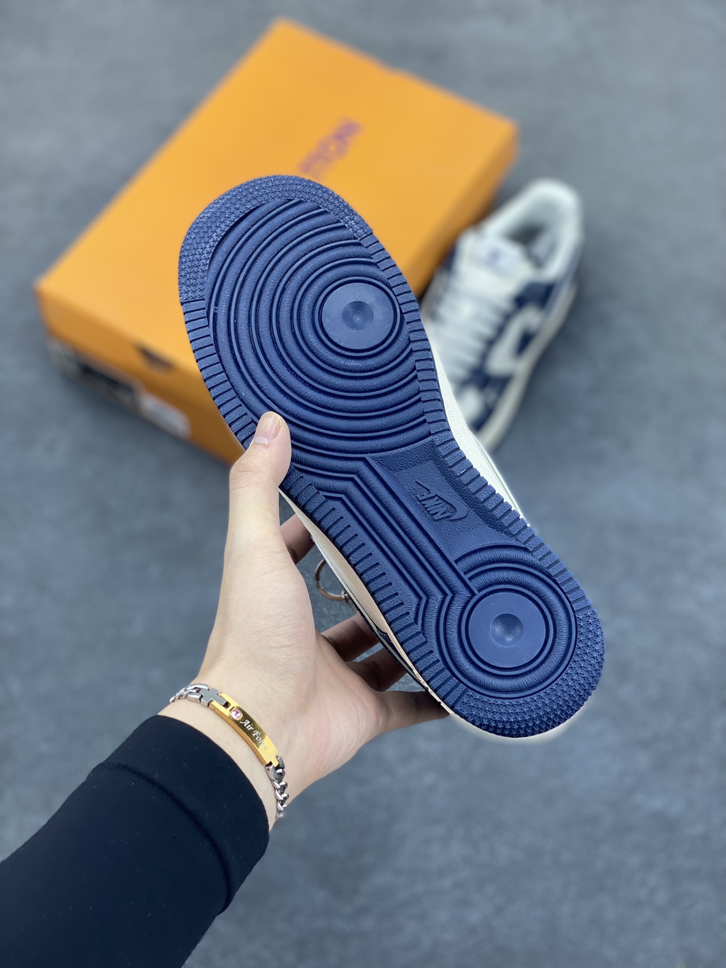 图片[5]-福利特价 NIke Air Force 1 \’07 Low “LV联名–深海蓝”空军一号 低帮 运动鞋 休闲鞋 折边针车 工艺难度大 原楦头原纸板 原装鞋盒 定制五金配件 内置全掌气垫 原厂鞋底 货号：SJ2088-003 尺码：36 36.5 37.5 38 38.5 39 40 40.5 41 42 42.5 43 44 44.5 45-选品中心