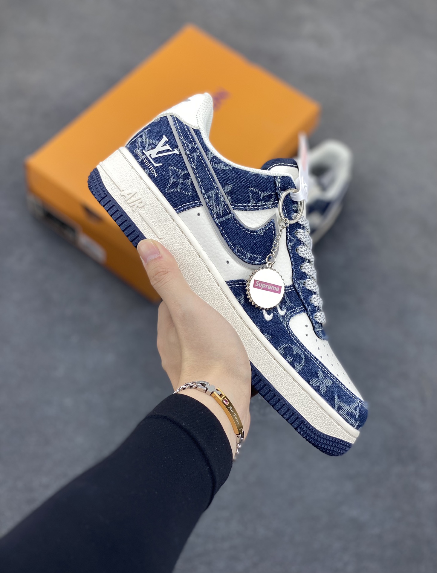 福利特价 NIke Air Force 1 \’07 Low “LV联名–深海蓝”空军一号 低帮 运动鞋 休闲鞋 折边针车 工艺难度大 原楦头原纸板 原装鞋盒 定制五金配件 内置全掌气垫 原厂鞋底 货号:SJ2088-003 尺码:36 36.5 37.5 38 38.5 39 40 40.5 41 42 42.5 43 44 44.5 45-选品中心