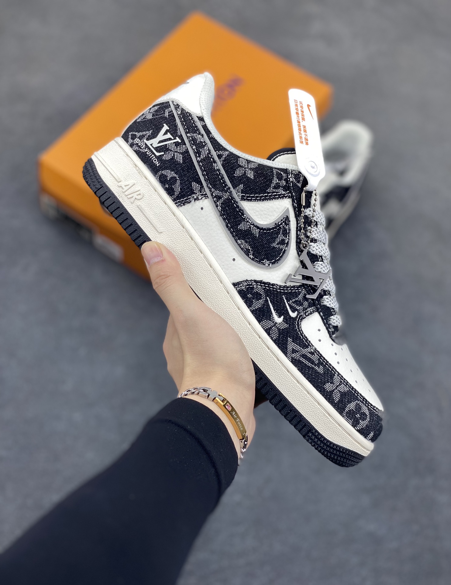 福利特价 NIke Air Force 1 \'07 Low “LV联名--星夜黑”空军一号 低帮 运动鞋 休闲鞋 折边针车 工艺难度大 原楦头原纸板 原装鞋盒 定制五金配件 内置全掌气垫 原厂鞋底 货号：SJ2088-002 尺码：36 36.5 37.5 38 38.5 39 40 40.5 41 42 42.5 43 44 44.5 45-选品中心
