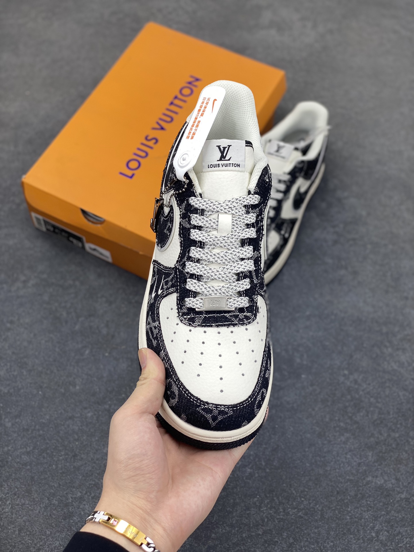 图片[2]-福利特价 NIke Air Force 1 \’07 Low “LV联名–星夜黑”空军一号 低帮 运动鞋 休闲鞋 折边针车 工艺难度大 原楦头原纸板 原装鞋盒 定制五金配件 内置全掌气垫 原厂鞋底 货号：SJ2088-002 尺码：36 36.5 37.5 38 38.5 39 40 40.5 41 42 42.5 43 44 44.5 45-选品中心