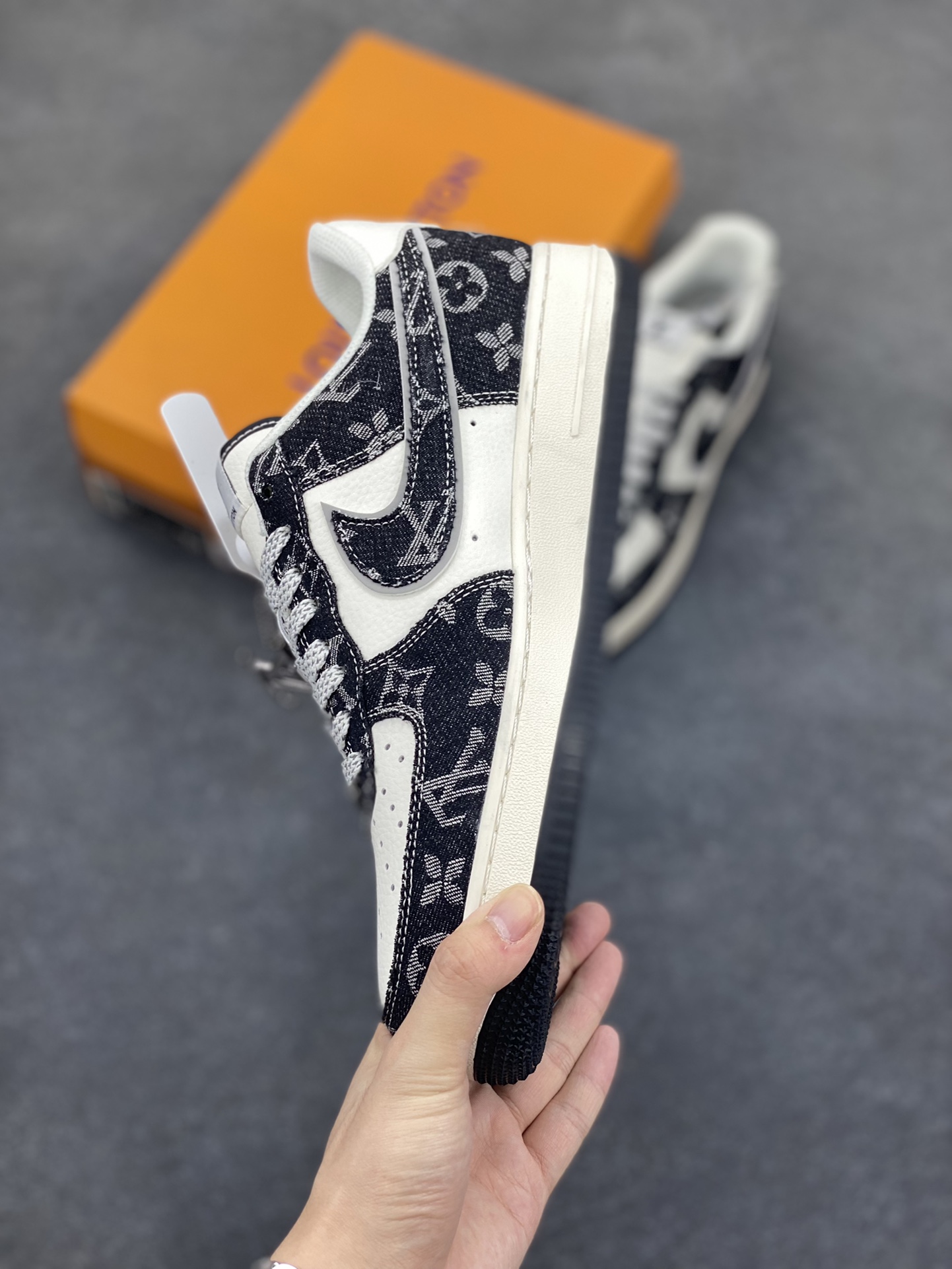 图片[3]-福利特价 NIke Air Force 1 \’07 Low “LV联名–星夜黑”空军一号 低帮 运动鞋 休闲鞋 折边针车 工艺难度大 原楦头原纸板 原装鞋盒 定制五金配件 内置全掌气垫 原厂鞋底 货号：SJ2088-002 尺码：36 36.5 37.5 38 38.5 39 40 40.5 41 42 42.5 43 44 44.5 45-选品中心