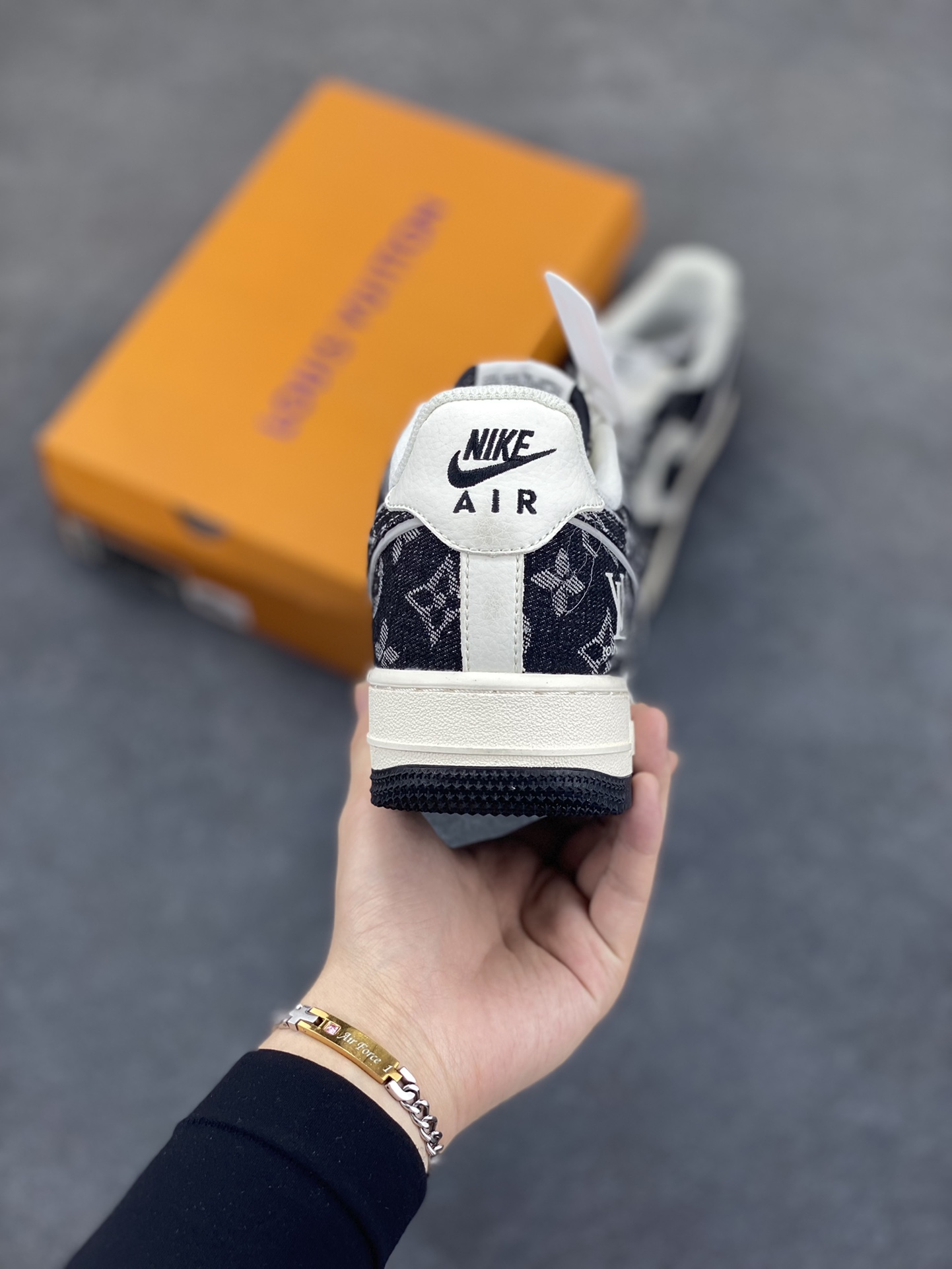 图片[4]-福利特价 NIke Air Force 1 \’07 Low “LV联名–星夜黑”空军一号 低帮 运动鞋 休闲鞋 折边针车 工艺难度大 原楦头原纸板 原装鞋盒 定制五金配件 内置全掌气垫 原厂鞋底 货号：SJ2088-002 尺码：36 36.5 37.5 38 38.5 39 40 40.5 41 42 42.5 43 44 44.5 45-选品中心