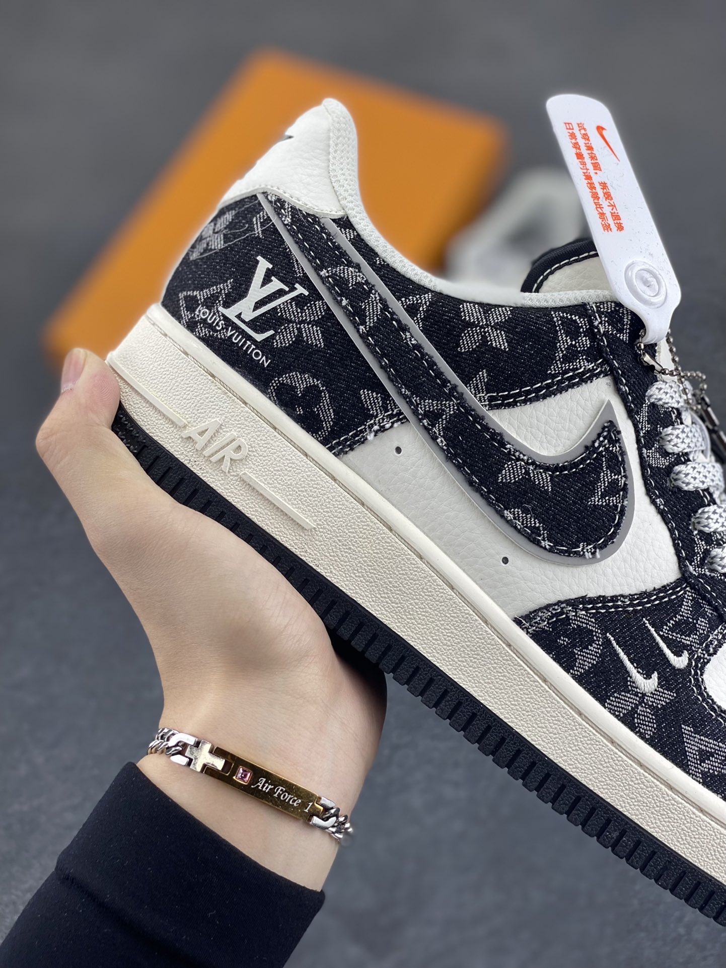 图片[6]-福利特价 NIke Air Force 1 \’07 Low “LV联名–星夜黑”空军一号 低帮 运动鞋 休闲鞋 折边针车 工艺难度大 原楦头原纸板 原装鞋盒 定制五金配件 内置全掌气垫 原厂鞋底 货号：SJ2088-002 尺码：36 36.5 37.5 38 38.5 39 40 40.5 41 42 42.5 43 44 44.5 45-选品中心