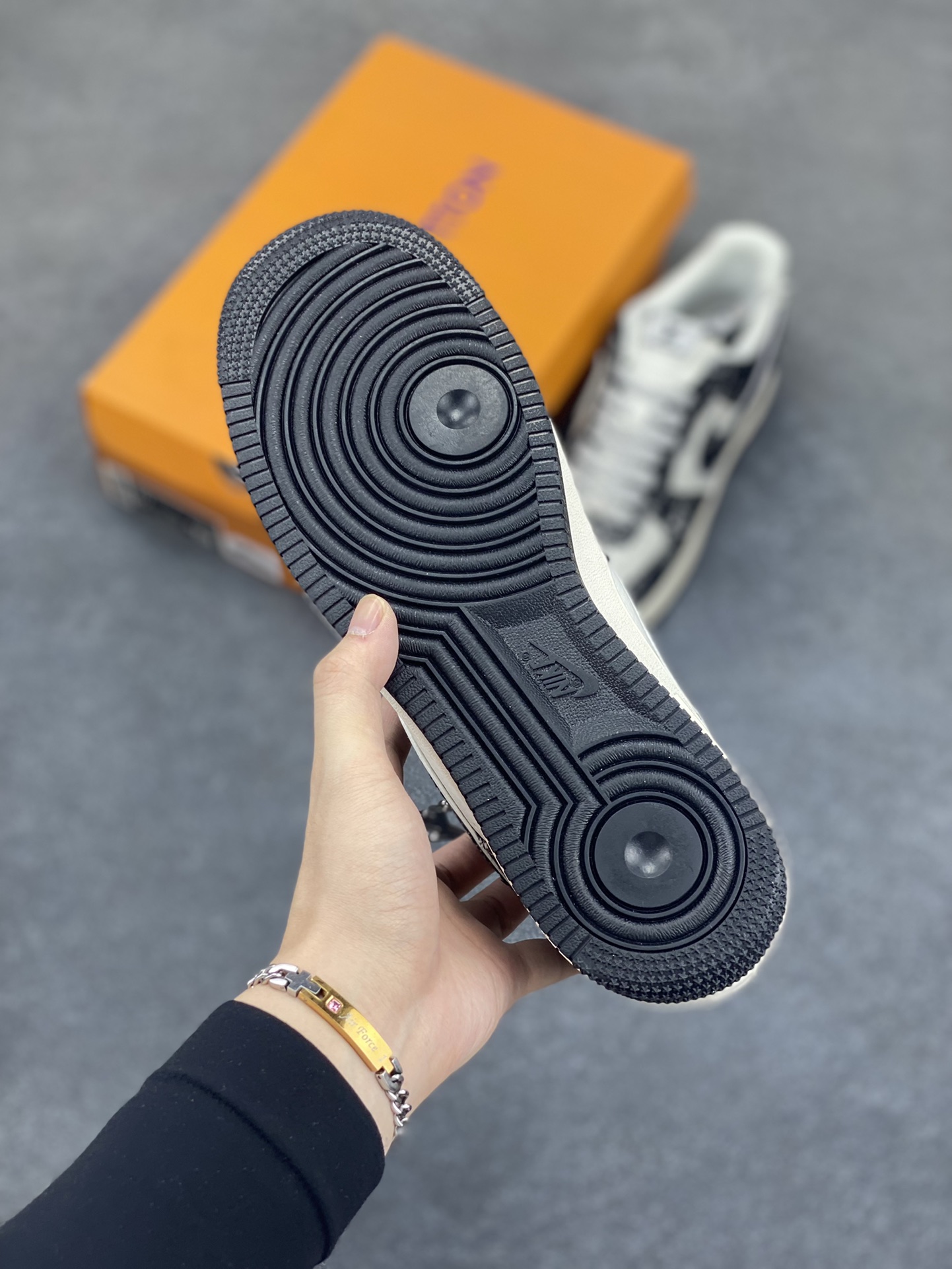 图片[5]-福利特价 NIke Air Force 1 \’07 Low “LV联名–星夜黑”空军一号 低帮 运动鞋 休闲鞋 折边针车 工艺难度大 原楦头原纸板 原装鞋盒 定制五金配件 内置全掌气垫 原厂鞋底 货号：SJ2088-002 尺码：36 36.5 37.5 38 38.5 39 40 40.5 41 42 42.5 43 44 44.5 45-选品中心