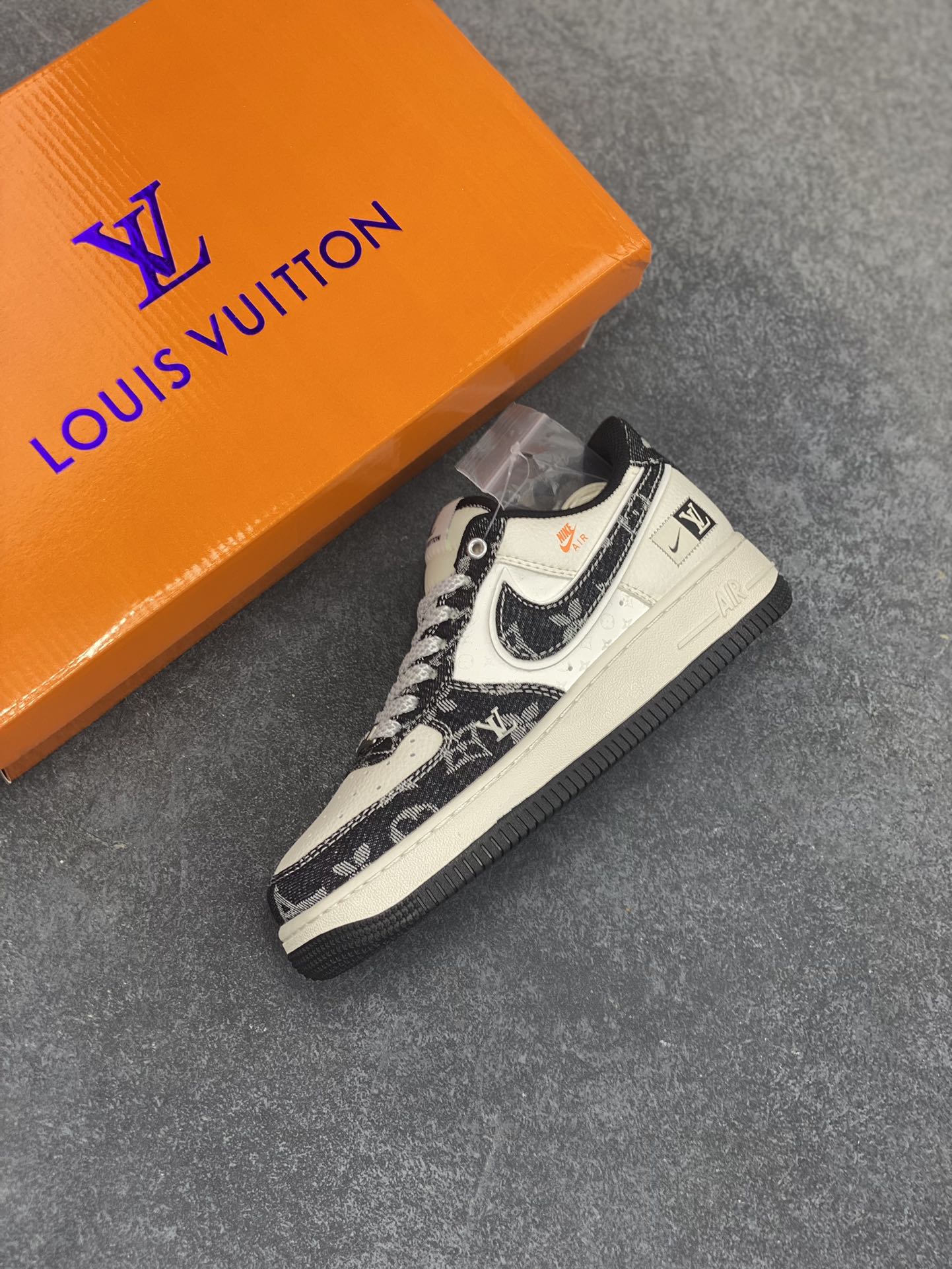 图片[7]-NIke Air Force 1 \’07 Low “LV联名——前掌黑牛仔”空军一号 低帮 运动鞋 休闲鞋 折边针车 工艺难度大 原楦头原纸板 原装鞋盒 定制五金配件 内置全掌气垫 原厂鞋底 货号：YX5066-353 尺码：36 36.5 37.5 38 38.5 39 40 40.5 41 42 42.5 43 44 44.5 45-选品中心