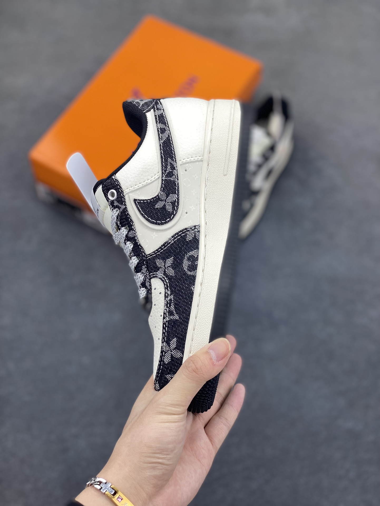 图片[3]-NIke Air Force 1 \’07 Low “LV联名——前掌黑牛仔”空军一号 低帮 运动鞋 休闲鞋 折边针车 工艺难度大 原楦头原纸板 原装鞋盒 定制五金配件 内置全掌气垫 原厂鞋底 货号：YX5066-353 尺码：36 36.5 37.5 38 38.5 39 40 40.5 41 42 42.5 43 44 44.5 45-选品中心