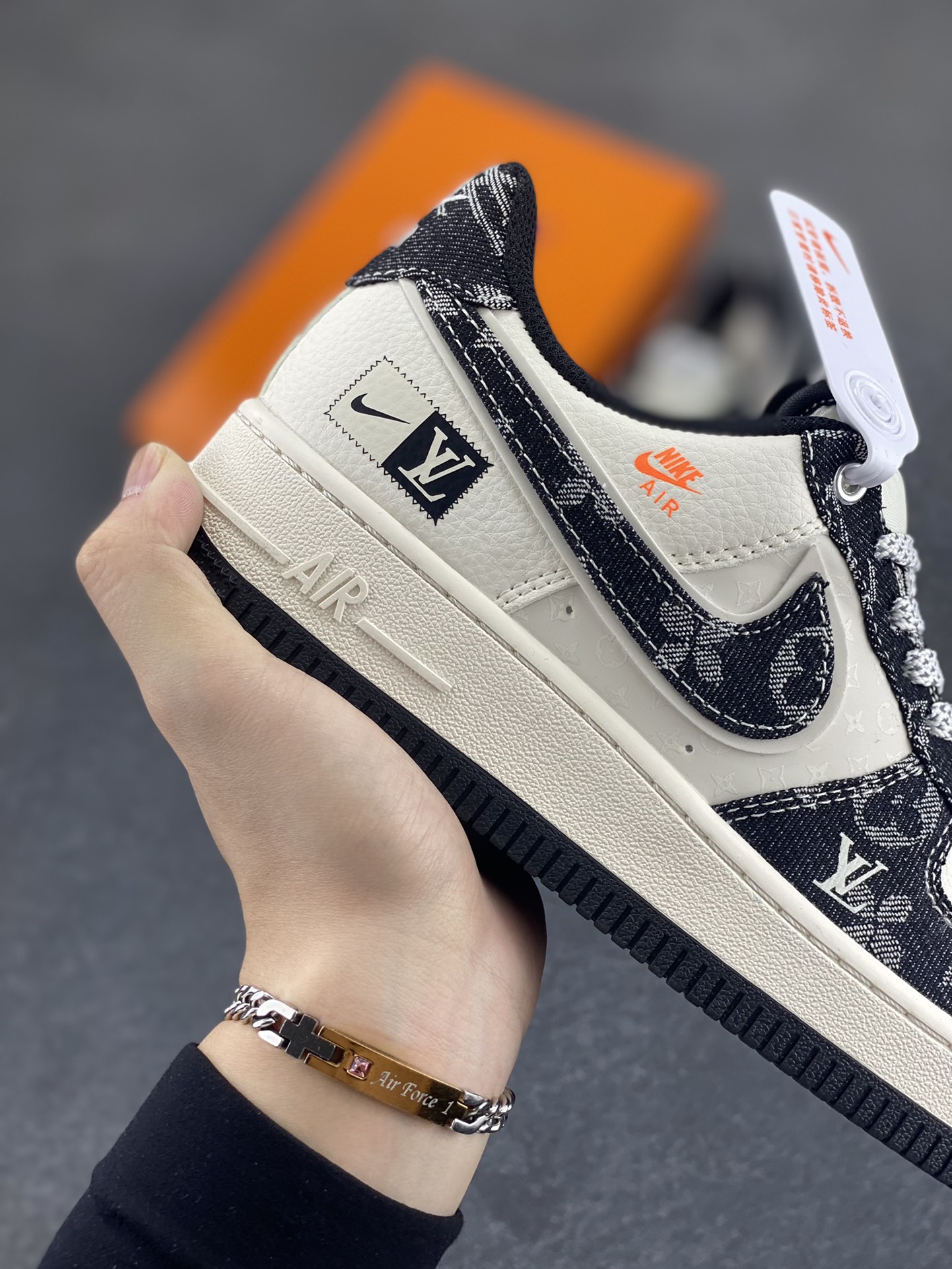 图片[6]-NIke Air Force 1 \’07 Low “LV联名——前掌黑牛仔”空军一号 低帮 运动鞋 休闲鞋 折边针车 工艺难度大 原楦头原纸板 原装鞋盒 定制五金配件 内置全掌气垫 原厂鞋底 货号：YX5066-353 尺码：36 36.5 37.5 38 38.5 39 40 40.5 41 42 42.5 43 44 44.5 45-选品中心