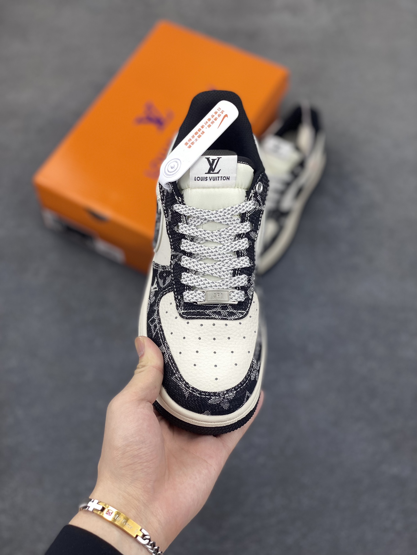 图片[2]-NIke Air Force 1 \’07 Low “LV联名——前掌黑牛仔”空军一号 低帮 运动鞋 休闲鞋 折边针车 工艺难度大 原楦头原纸板 原装鞋盒 定制五金配件 内置全掌气垫 原厂鞋底 货号：YX5066-353 尺码：36 36.5 37.5 38 38.5 39 40 40.5 41 42 42.5 43 44 44.5 45-选品中心