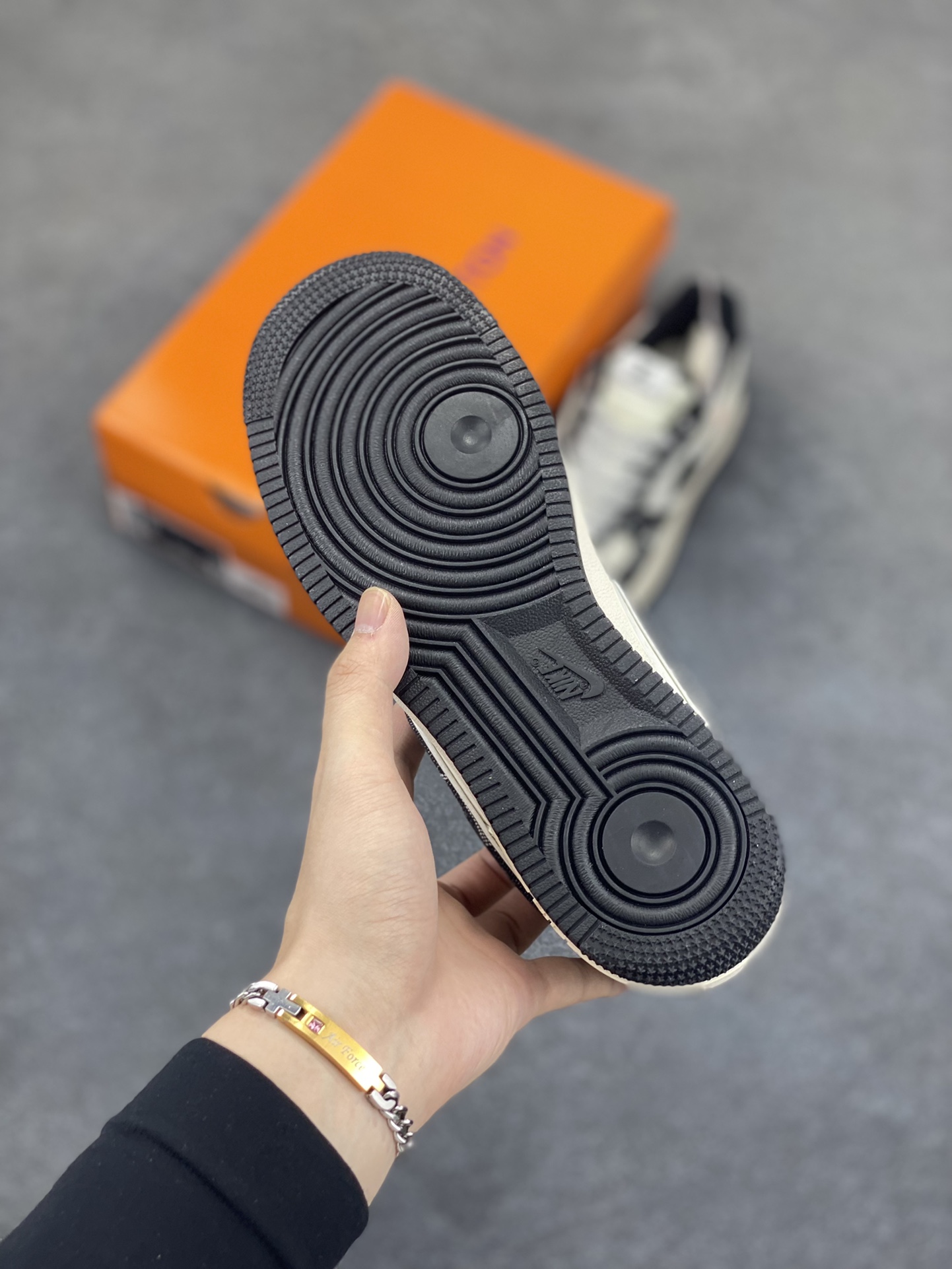 图片[5]-NIke Air Force 1 \’07 Low “LV联名——前掌黑牛仔”空军一号 低帮 运动鞋 休闲鞋 折边针车 工艺难度大 原楦头原纸板 原装鞋盒 定制五金配件 内置全掌气垫 原厂鞋底 货号：YX5066-353 尺码：36 36.5 37.5 38 38.5 39 40 40.5 41 42 42.5 43 44 44.5 45-选品中心