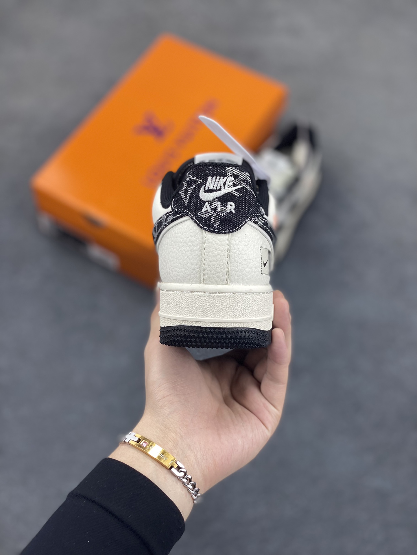 图片[4]-NIke Air Force 1 \’07 Low “LV联名——前掌黑牛仔”空军一号 低帮 运动鞋 休闲鞋 折边针车 工艺难度大 原楦头原纸板 原装鞋盒 定制五金配件 内置全掌气垫 原厂鞋底 货号：YX5066-353 尺码：36 36.5 37.5 38 38.5 39 40 40.5 41 42 42.5 43 44 44.5 45-选品中心