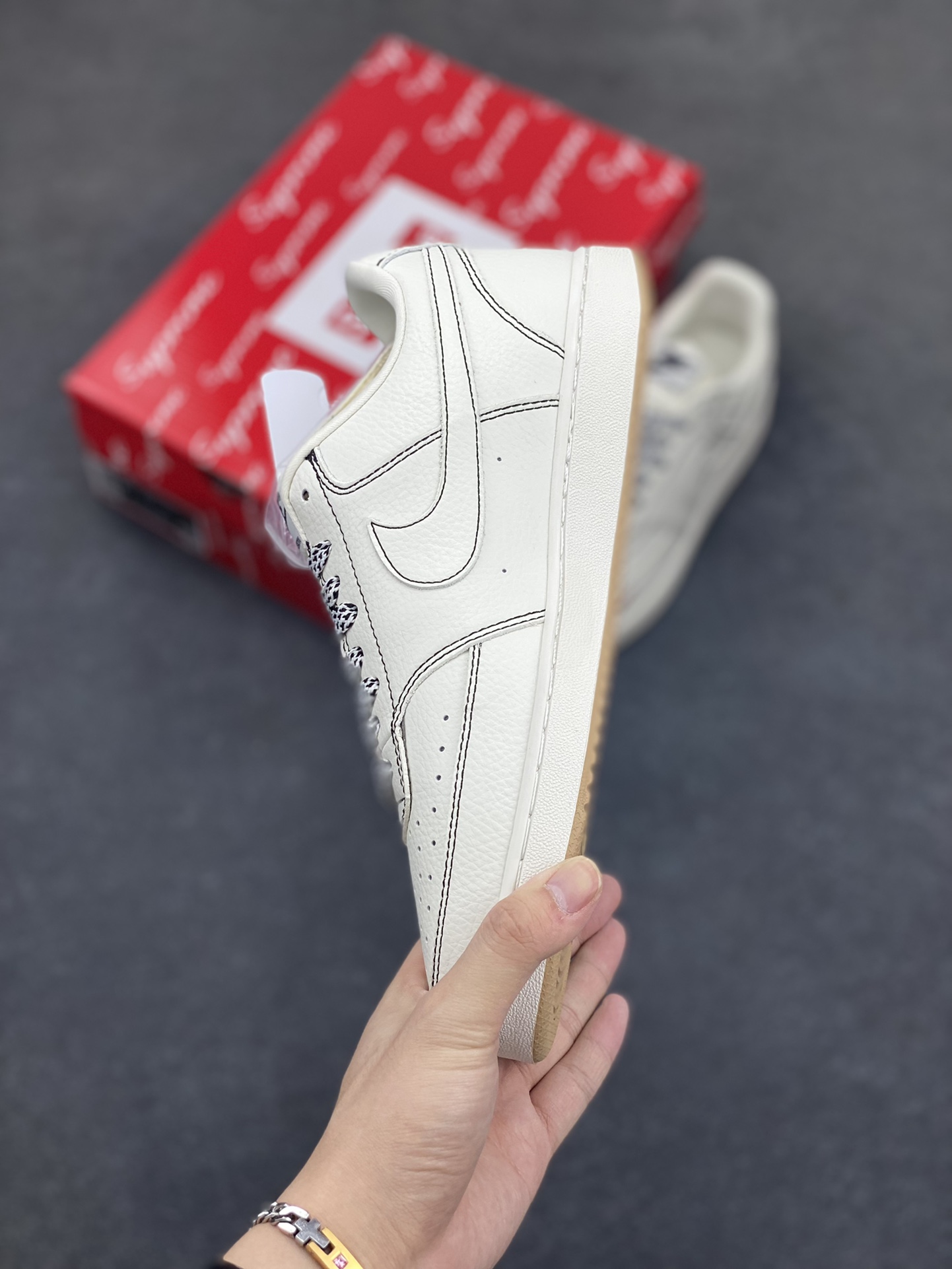 图片[3]-Nike Court Vision 1 LOW 低帮 板鞋 “Supreme联名——黑线生胶” 运动鞋 休闲鞋 折边针车 工艺难度大 原楦头原纸板 原装鞋盒 定制五金配件 内置全掌气垫 原厂鞋底 货号：CS5288-013 尺码：36 36.5 37.5 38 38.5 39 40 40.5 41 42 42.5 43 44 44.5 45-选品中心