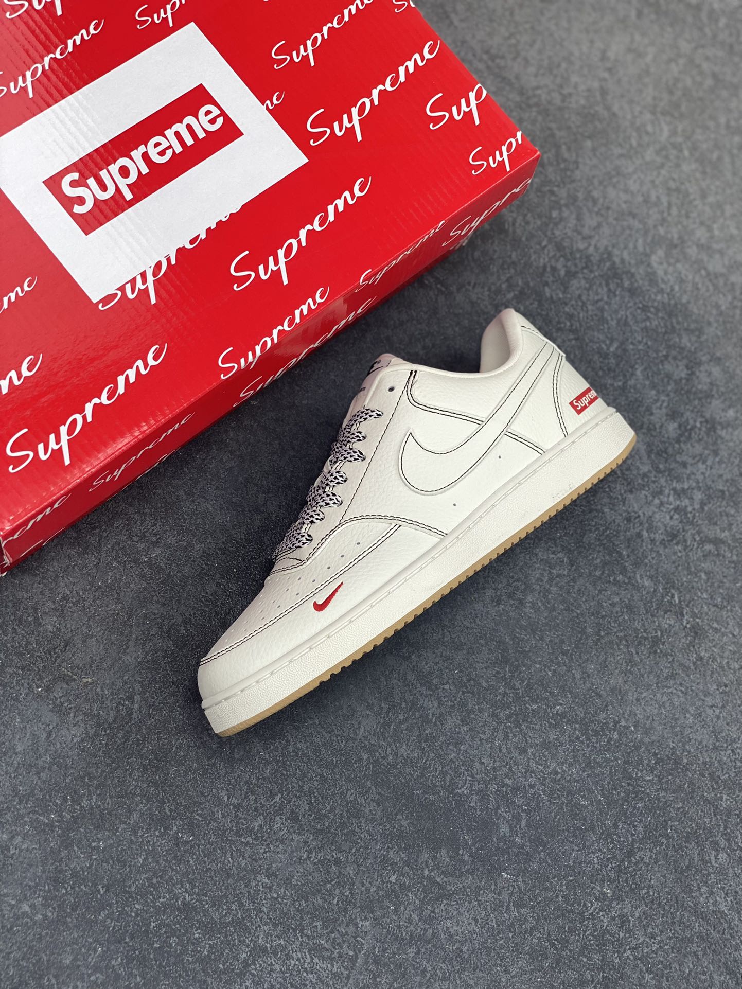 图片[7]-Nike Court Vision 1 LOW 低帮 板鞋 “Supreme联名——黑线生胶” 运动鞋 休闲鞋 折边针车 工艺难度大 原楦头原纸板 原装鞋盒 定制五金配件 内置全掌气垫 原厂鞋底 货号：CS5288-013 尺码：36 36.5 37.5 38 38.5 39 40 40.5 41 42 42.5 43 44 44.5 45-选品中心
