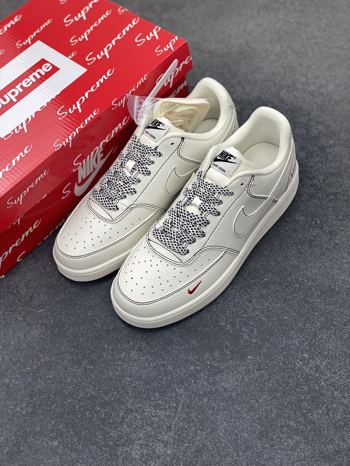 图片[8]-Nike Court Vision 1 LOW 低帮 板鞋 “Supreme联名——黑线生胶” 运动鞋 休闲鞋 折边针车 工艺难度大 原楦头原纸板 原装鞋盒 定制五金配件 内置全掌气垫 原厂鞋底 货号：CS5288-013 尺码：36 36.5 37.5 38 38.5 39 40 40.5 41 42 42.5 43 44 44.5 45-选品中心