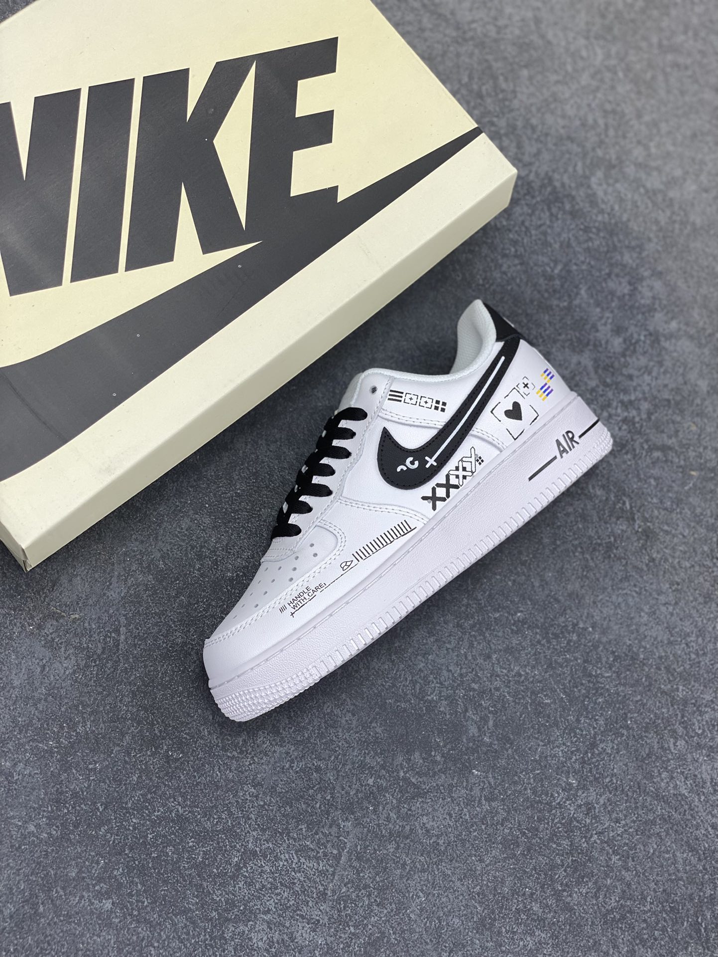 图片[7]-Nike Air Force 1 Low 印花集白黑 空军一号低帮运动休闲板鞋 原楦头原纸板 打造纯正空军版型#专注外贸渠道 全掌内置蜂窝气垫 #原盒配件 原厂中底钢印、拉帮完美 货号：CW2288-030 尺码：36 36.5 37.5 38 38.5 39 40 40.5 41 42 42.5 43 44 44.5 45-选品中心