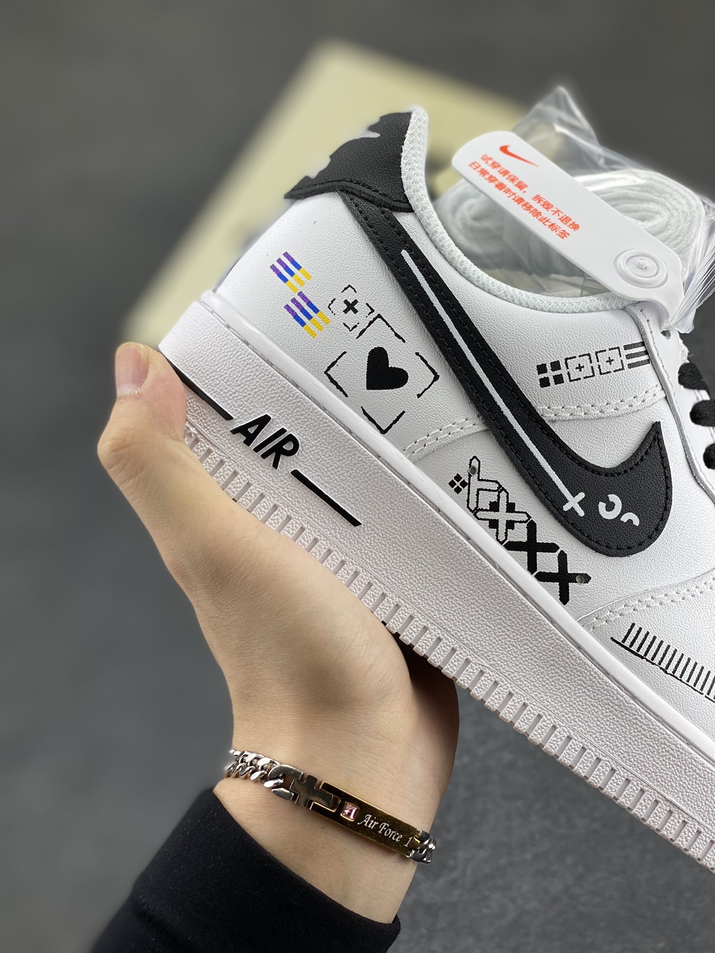 图片[6]-Nike Air Force 1 Low 印花集白黑 空军一号低帮运动休闲板鞋 原楦头原纸板 打造纯正空军版型#专注外贸渠道 全掌内置蜂窝气垫 #原盒配件 原厂中底钢印、拉帮完美 货号：CW2288-030 尺码：36 36.5 37.5 38 38.5 39 40 40.5 41 42 42.5 43 44 44.5 45-选品中心