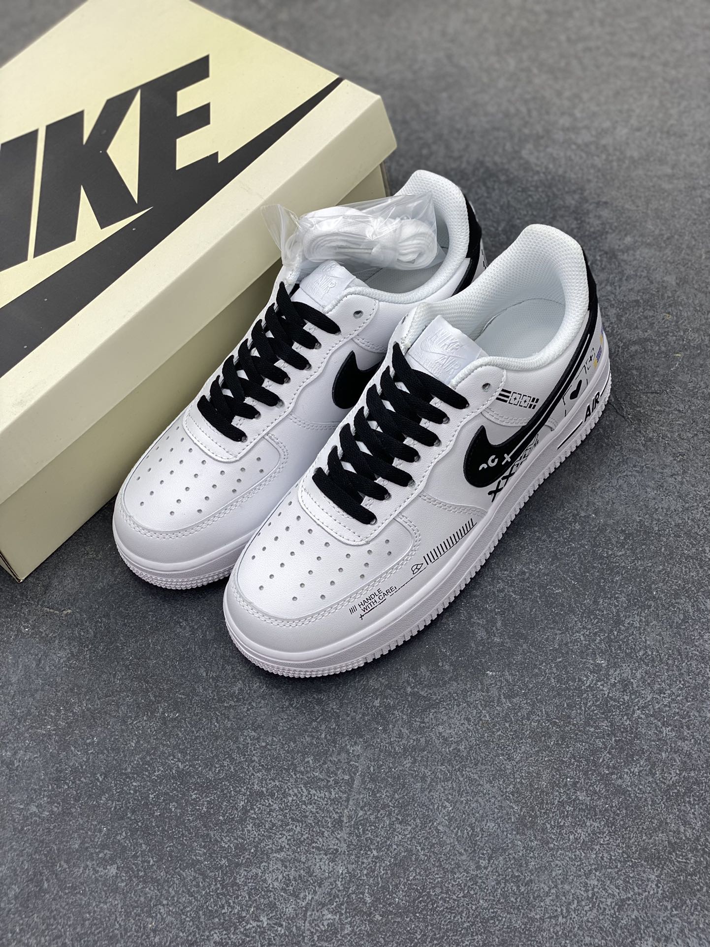 图片[8]-Nike Air Force 1 Low 印花集白黑 空军一号低帮运动休闲板鞋 原楦头原纸板 打造纯正空军版型#专注外贸渠道 全掌内置蜂窝气垫 #原盒配件 原厂中底钢印、拉帮完美 货号：CW2288-030 尺码：36 36.5 37.5 38 38.5 39 40 40.5 41 42 42.5 43 44 44.5 45-选品中心