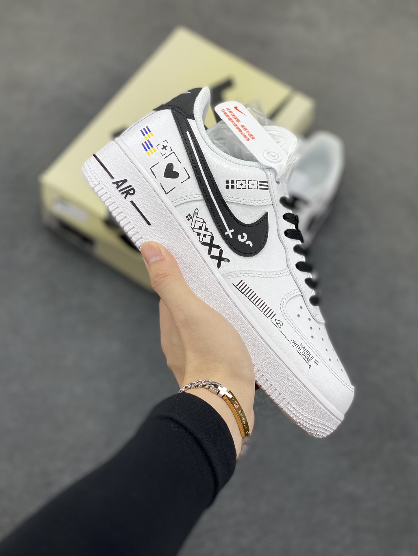 Nike Air Force 1 Low 印花集白黑 空军一号低帮运动休闲板鞋 原楦头原纸板 打造纯正空军版型#专注外贸渠道 全掌内置蜂窝气垫 #原盒配件 原厂中底钢印、拉帮完美 货号：CW2288-030 尺码：36 36.5 37.5 38 38.5 39 40 40.5 41 42 42.5 43 44 44.5 45-选品中心