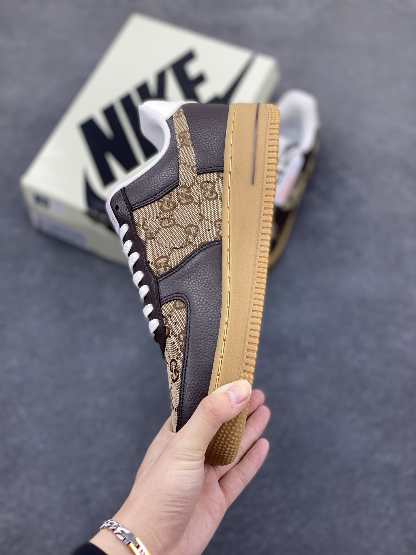 图片[3]-NIke Air Force 1 \’07 Low 古驰联名-咖啡棕生胶 空军一号低帮 运动鞋 休闲鞋 折边针车 工艺难度大 原楦头原纸板 原装鞋盒 定制五金配件 内置全掌气垫 原厂鞋底 货号：LW9279-004 尺码：36 36.5 37.5 38 38.5 39 40 40.5 41 42 42.5 43 44 44.5 45-选品中心