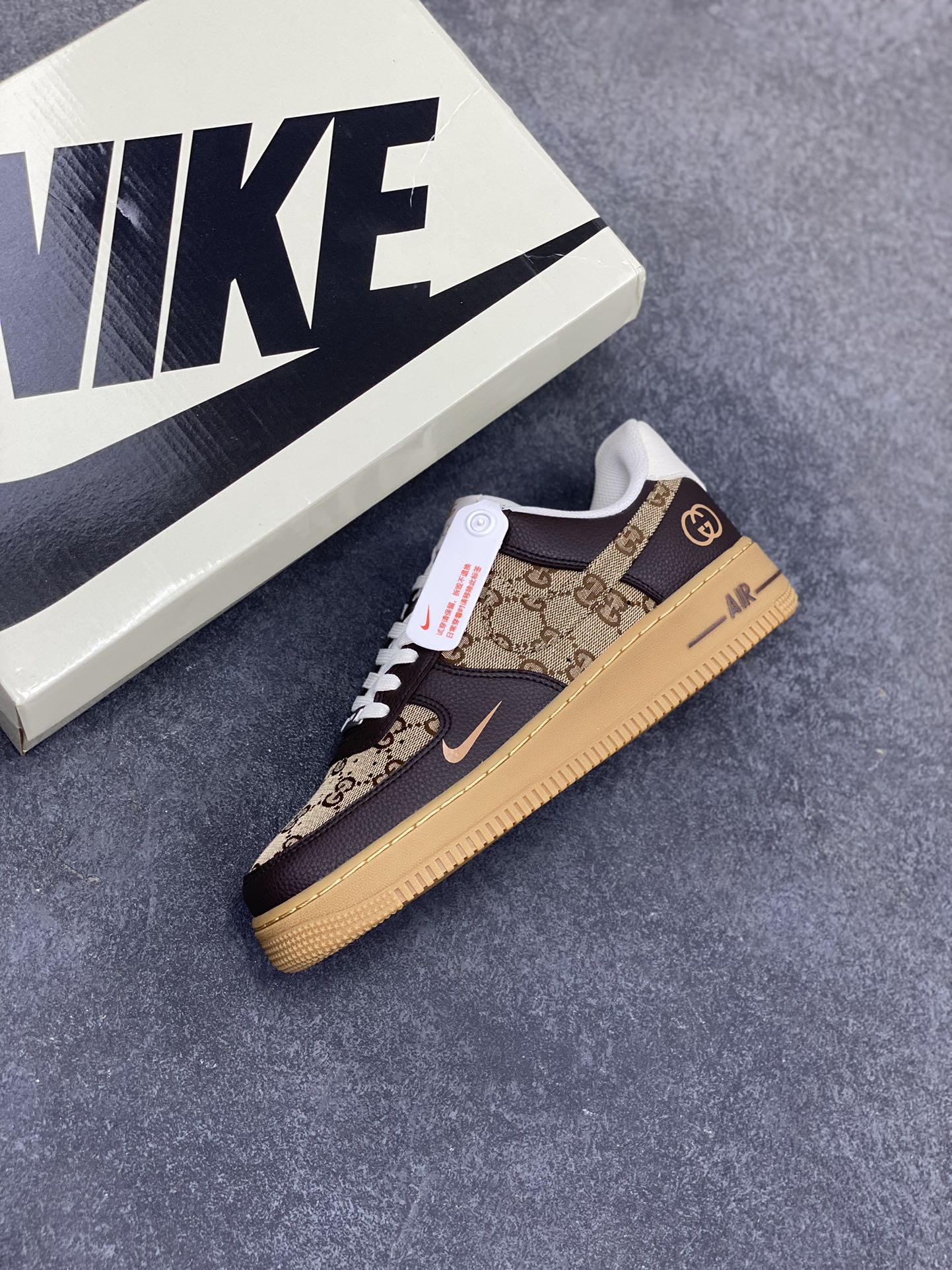 图片[7]-NIke Air Force 1 \’07 Low 古驰联名-咖啡棕生胶 空军一号低帮 运动鞋 休闲鞋 折边针车 工艺难度大 原楦头原纸板 原装鞋盒 定制五金配件 内置全掌气垫 原厂鞋底 货号：LW9279-004 尺码：36 36.5 37.5 38 38.5 39 40 40.5 41 42 42.5 43 44 44.5 45-选品中心