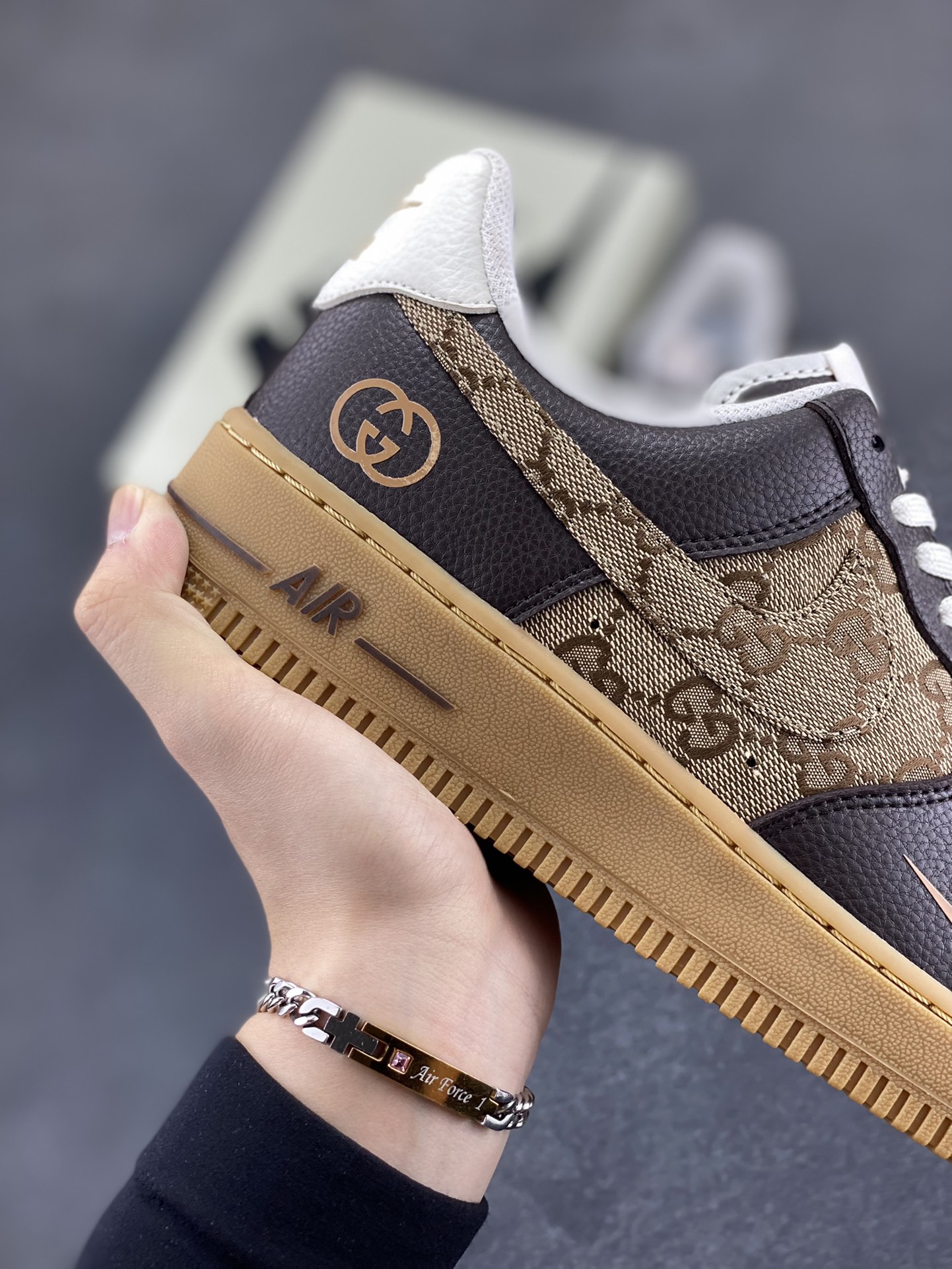 图片[6]-NIke Air Force 1 \’07 Low 古驰联名-咖啡棕生胶 空军一号低帮 运动鞋 休闲鞋 折边针车 工艺难度大 原楦头原纸板 原装鞋盒 定制五金配件 内置全掌气垫 原厂鞋底 货号：LW9279-004 尺码：36 36.5 37.5 38 38.5 39 40 40.5 41 42 42.5 43 44 44.5 45-选品中心